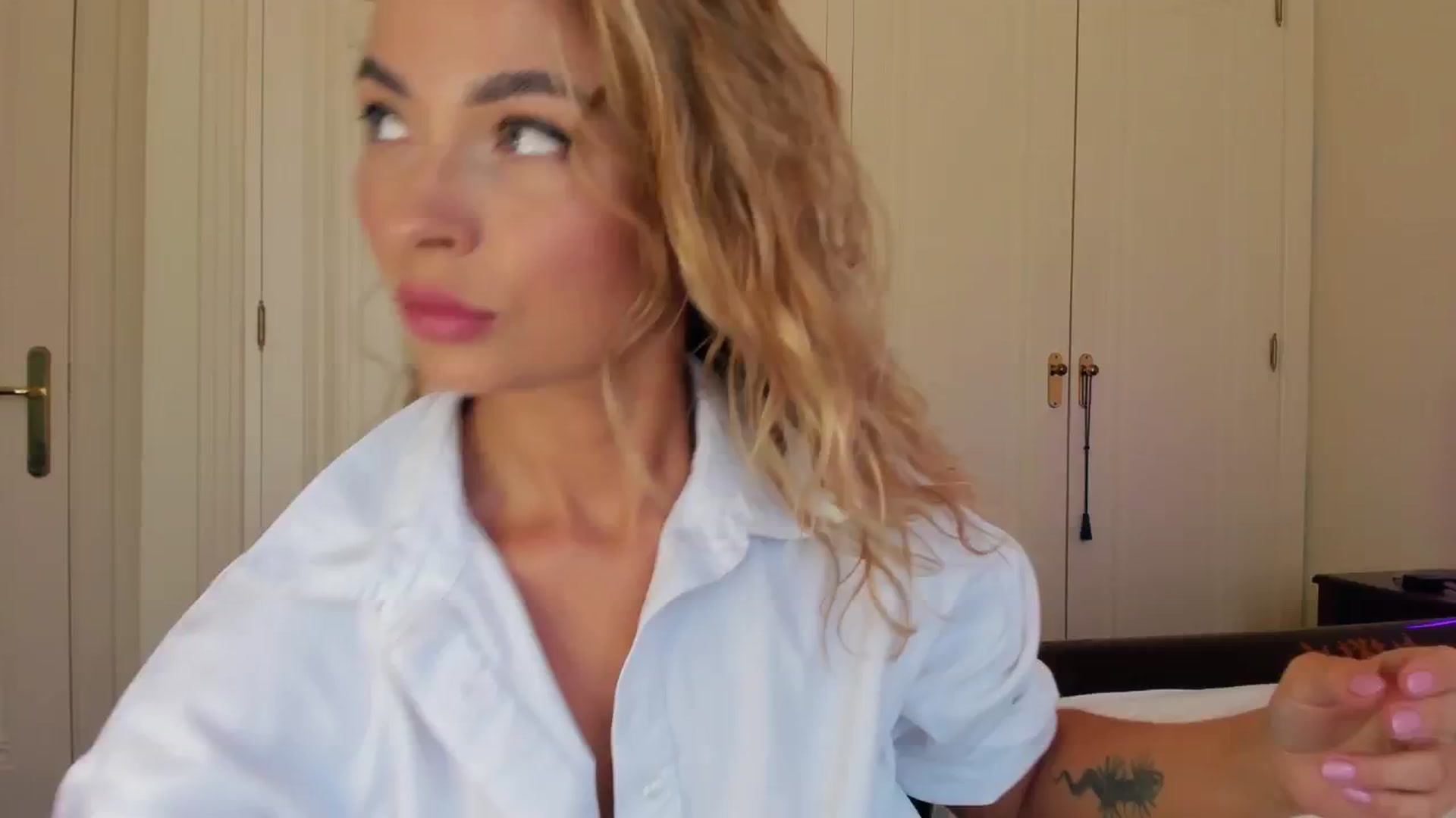 Gallery image thumbnail from new_dee's myfreecams stream on, 09/05/2024, 14:15 image 6 of 20