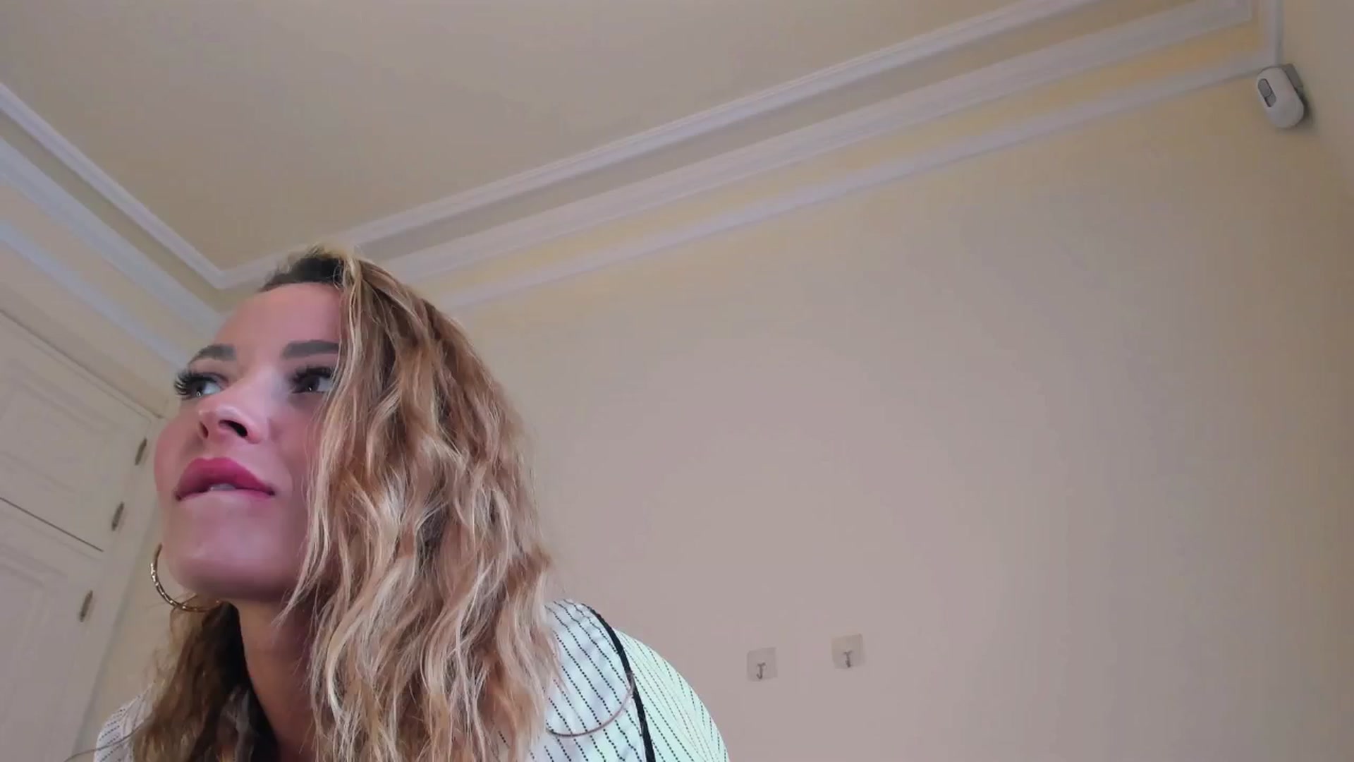 Gallery image thumbnail from new_dee's myfreecams stream on, 09/25/2024, 17:13 image 19 of 20