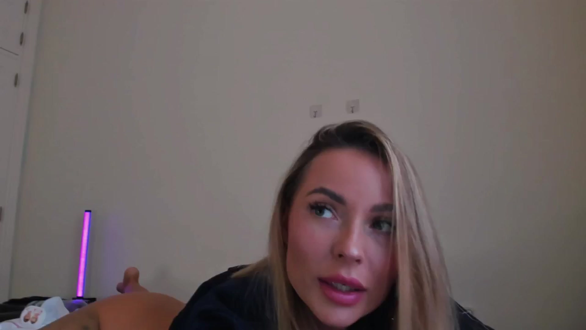 Gallery image thumbnail from new_dee's myfreecams stream on, 10/10/2024, 12:59 image 3 of 20