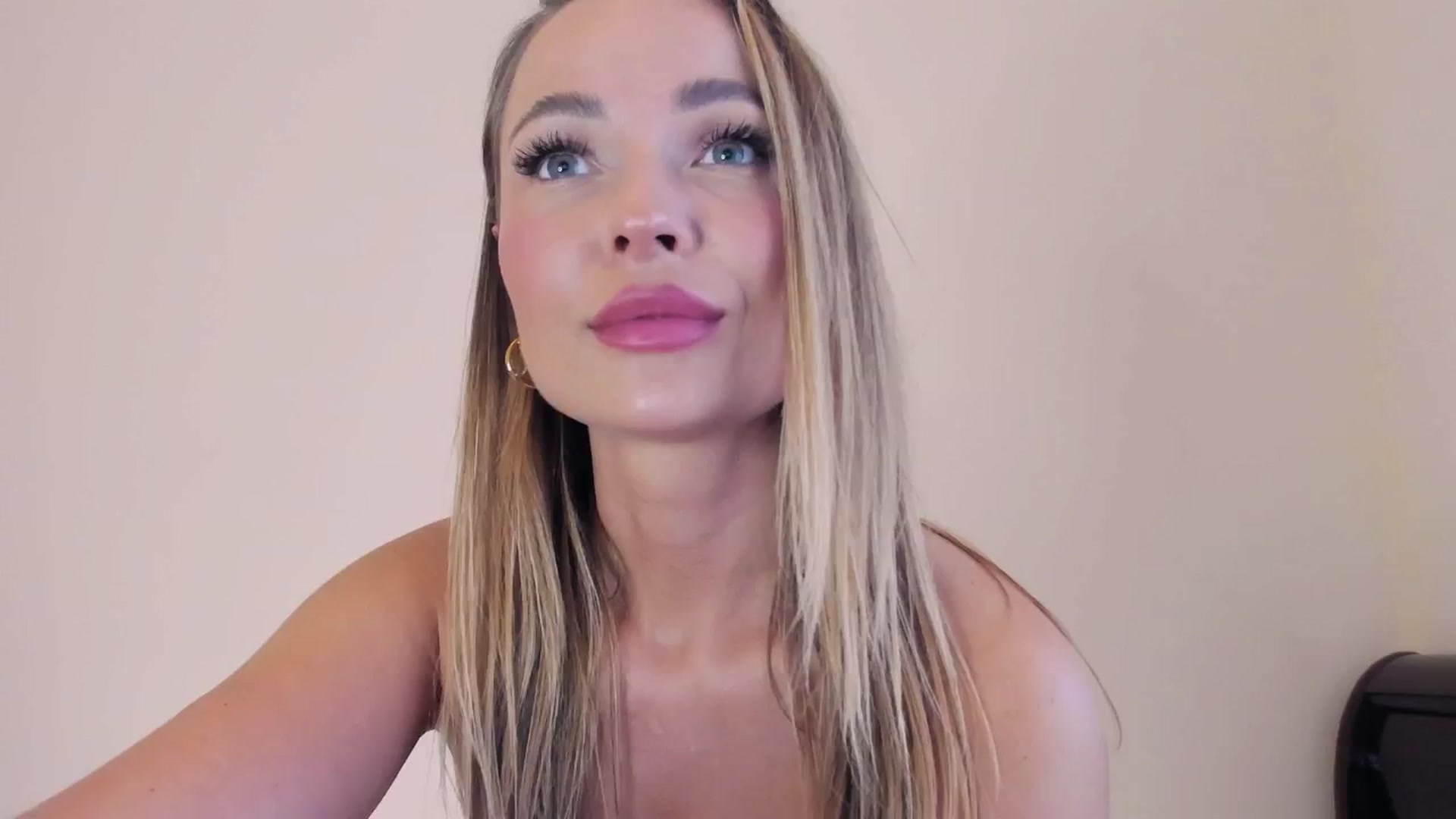 Gallery image thumbnail from new_dee's myfreecams stream on, 11/08/2024, 17:05 image 6 of 20