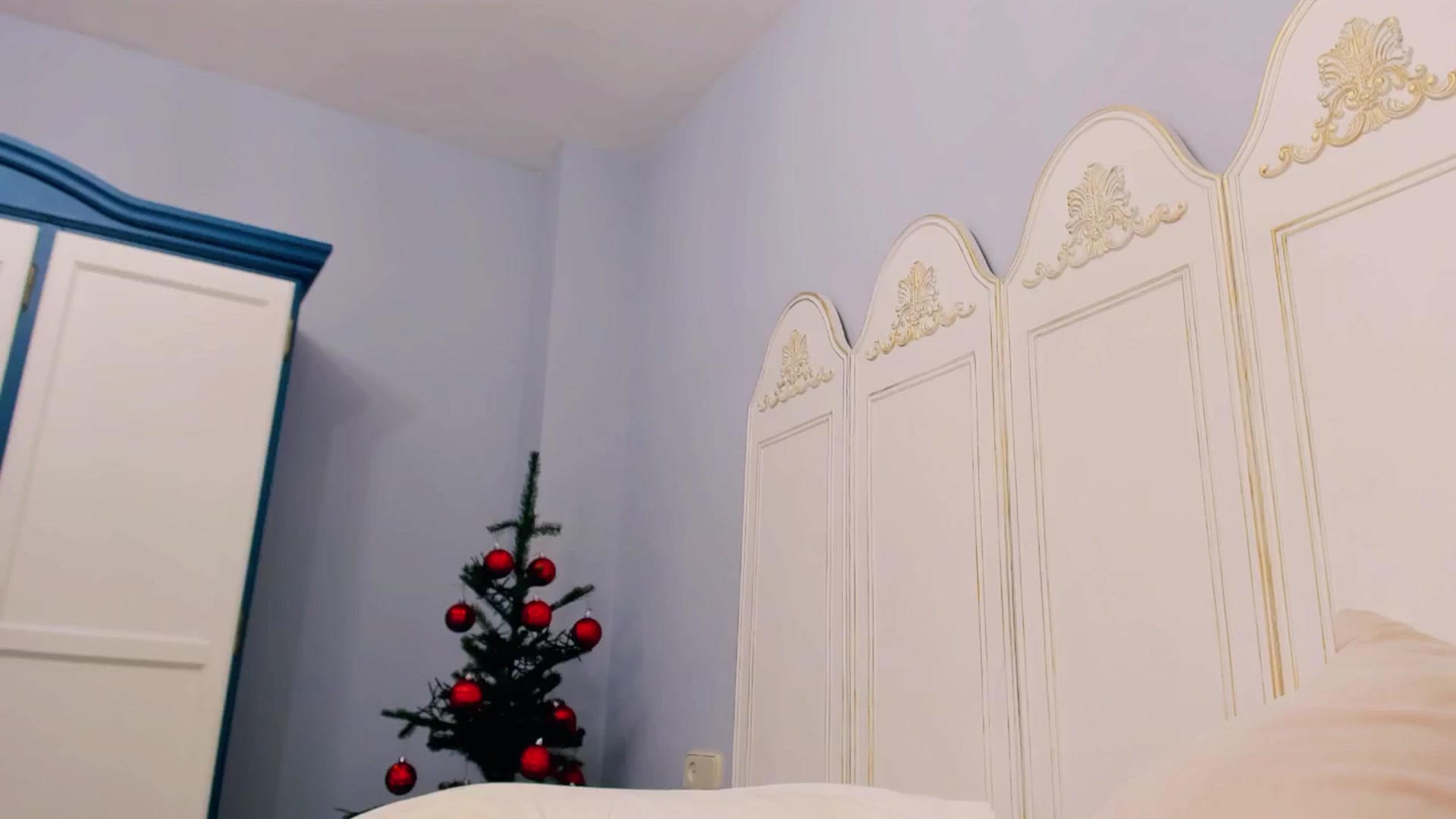 Gallery image thumbnail from new_dee's myfreecams stream on, 12/18/2024, 13:29 image 2 of 20