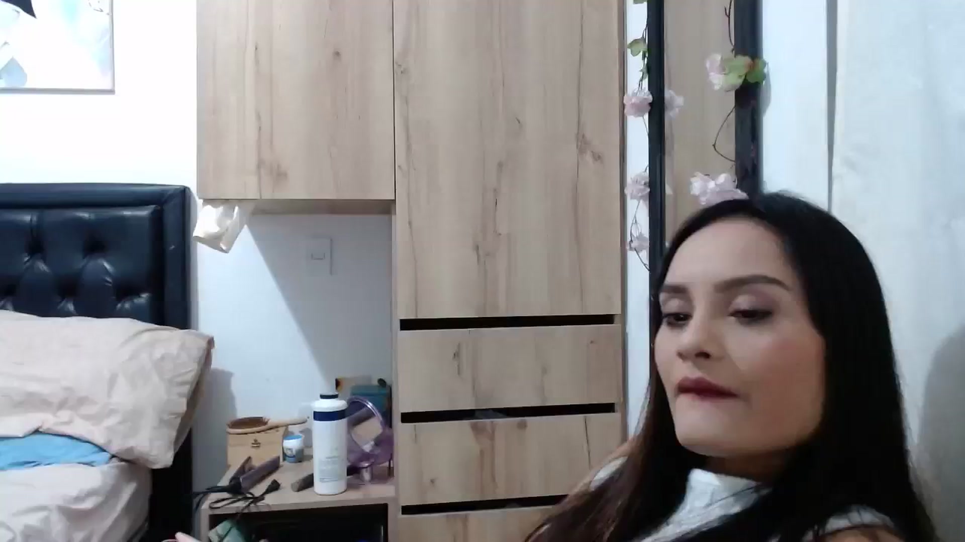 Gallery image thumbnail from nicollemiler's myfreecams stream on, 01/08/2024, 07:00 image 10 of 20