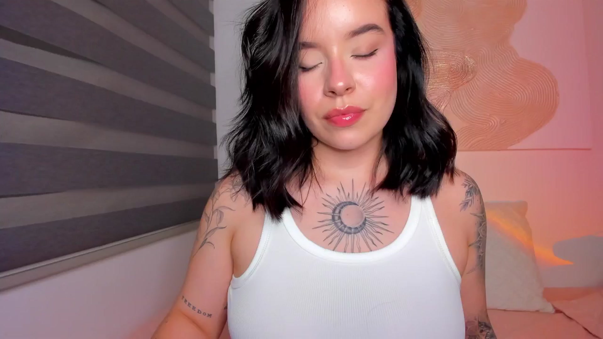 Gallery image thumbnail from nightlight___'s myfreecams stream on, 01/10/2026, 02:11 image 18 of 20