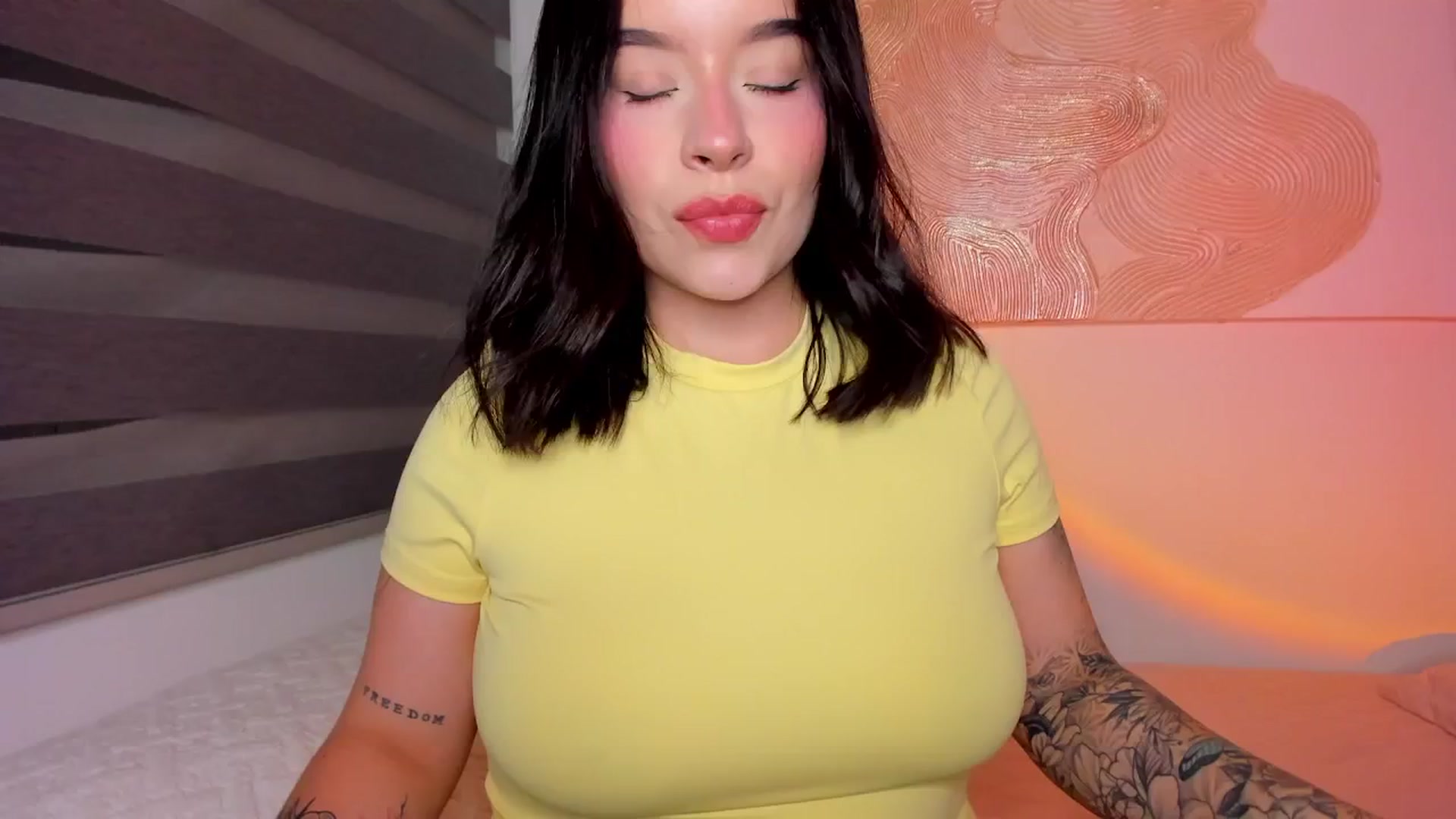 Gallery image thumbnail from nightlight___'s myfreecams stream on, 01/19/2026, 24:00 image 6 of 20