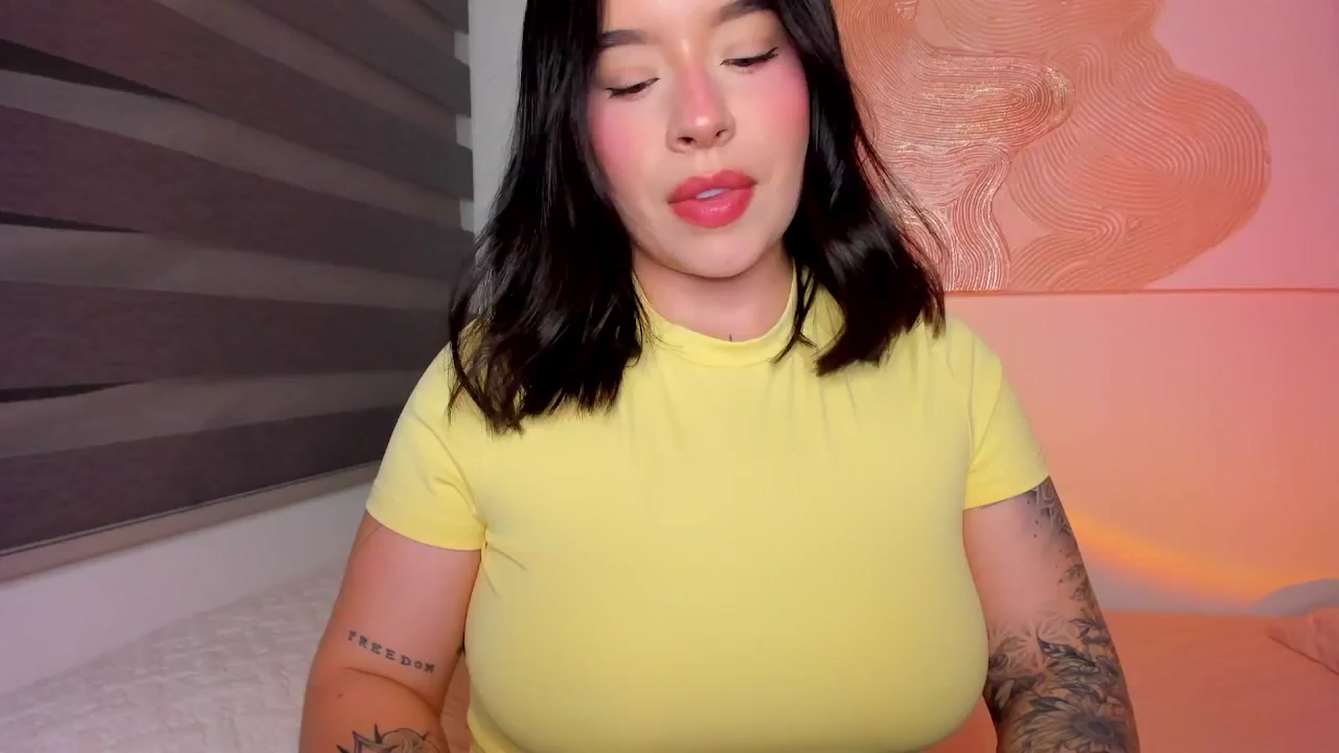 Gallery image thumbnail from nightlight___'s myfreecams stream on, 01/19/2026, 24:00 image 8 of 20