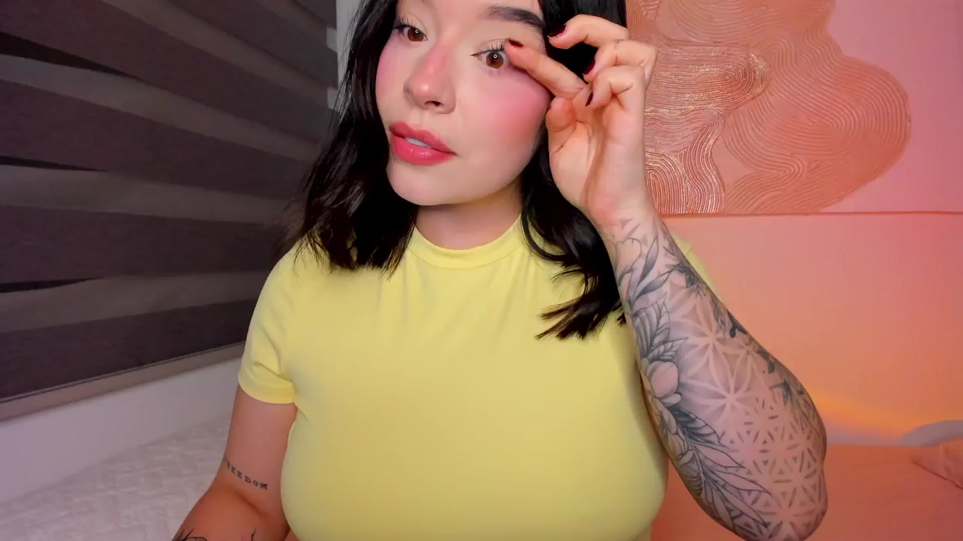 Gallery image thumbnail from nightlight___'s myfreecams stream on, 01/19/2026, 24:00 image 17 of 20