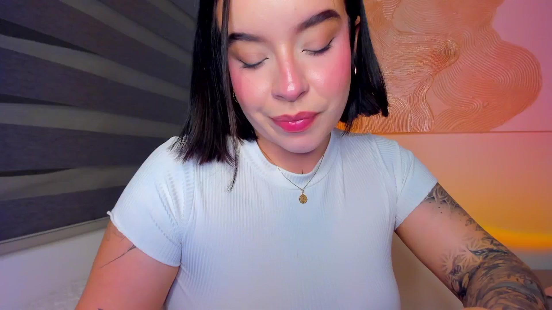 Gallery image thumbnail from nightlight___'s myfreecams stream on, 02/17/2026, 02:16 image 18 of 20