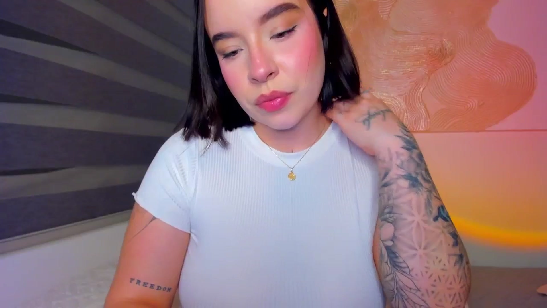 Gallery image thumbnail from nightlight___'s myfreecams stream on, 02/17/2026, 02:16 image 17 of 20