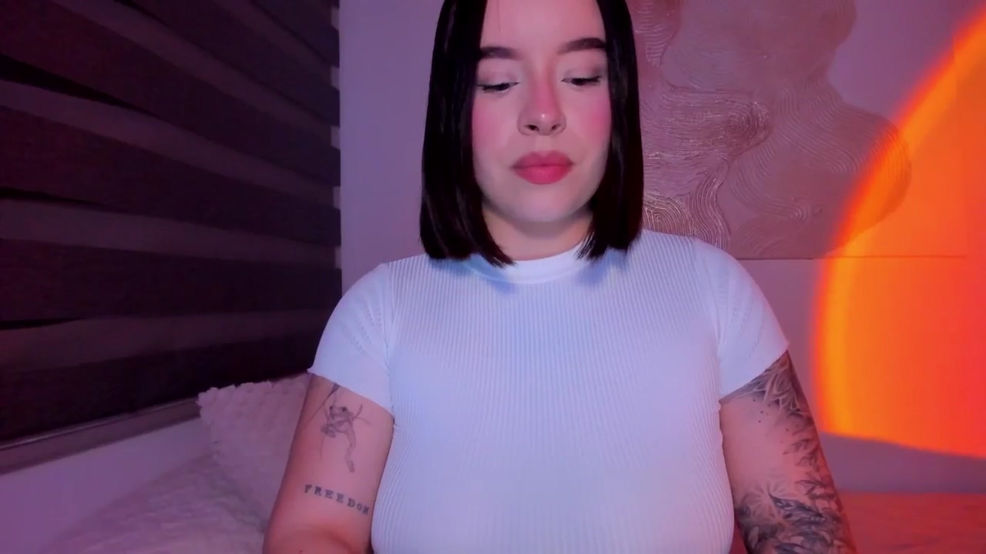 Gallery image thumbnail from nightlight___'s myfreecams stream on, 04/25/2026, 24:55 image 18 of 20