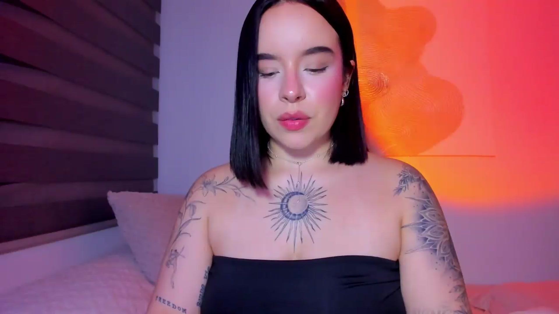 Gallery image thumbnail from nightlight___'s myfreecams stream on, 05/31/2026, 01:59 image 6 of 20