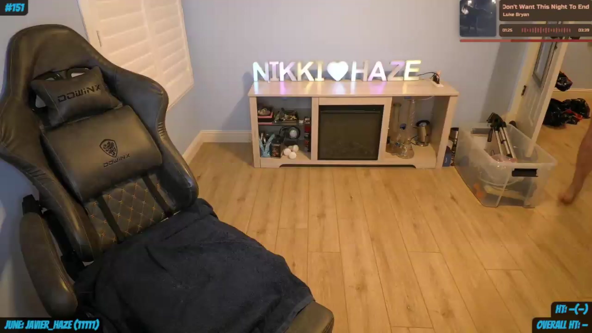 Gallery image thumbnail from nikki_haze's myfreecams stream on, 06/07/2026, 10:06 image 1 of 20