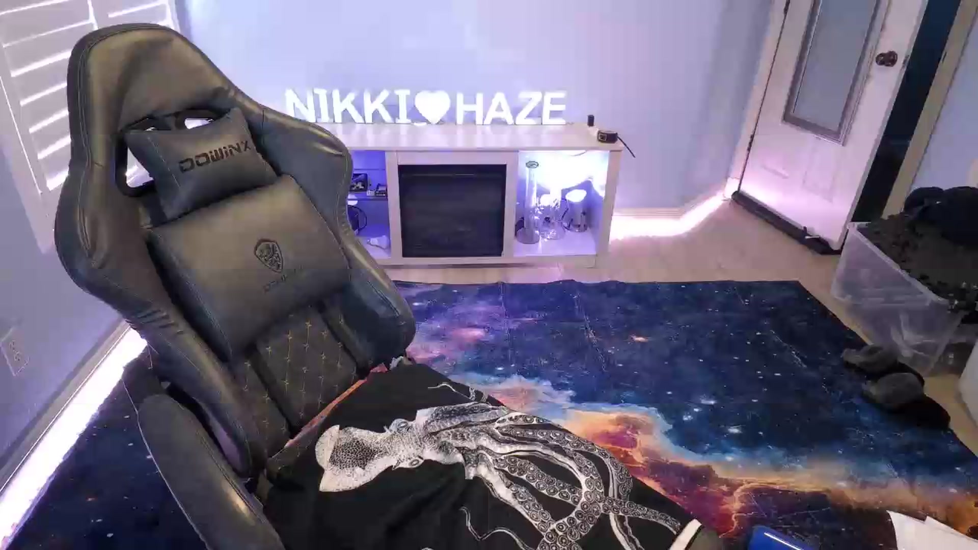 Gallery image thumbnail from nikki_haze's myfreecams stream on, 06/14/2026, 19:02 image 13 of 20