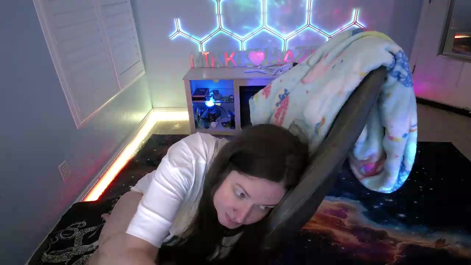 Gallery image thumbnail from nikki_haze's myfreecams stream on, 07/27/2026, 10:48 image 4 of 20