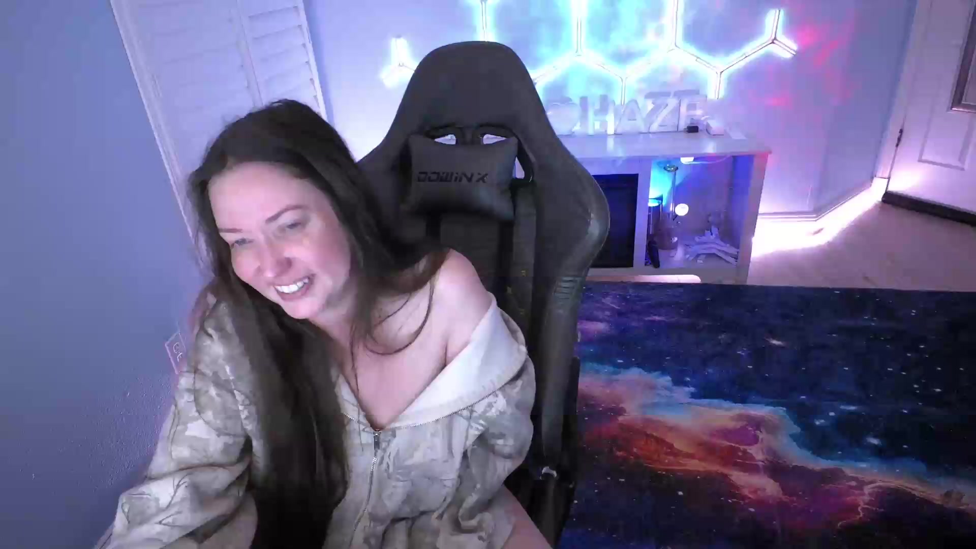 Gallery image thumbnail from nikki_haze's myfreecams stream on, 08/03/2026, 13:00 image 17 of 20