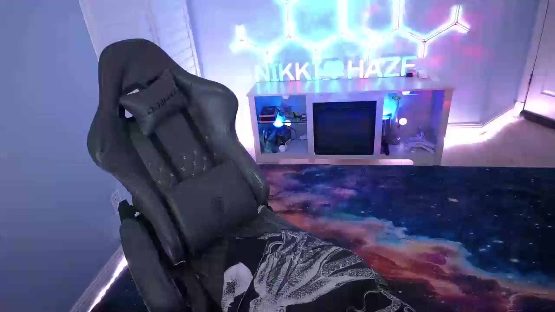 Gallery image thumbnail from nikki_haze's myfreecams stream on, 08/09/2026, 12:29 image 17 of 20