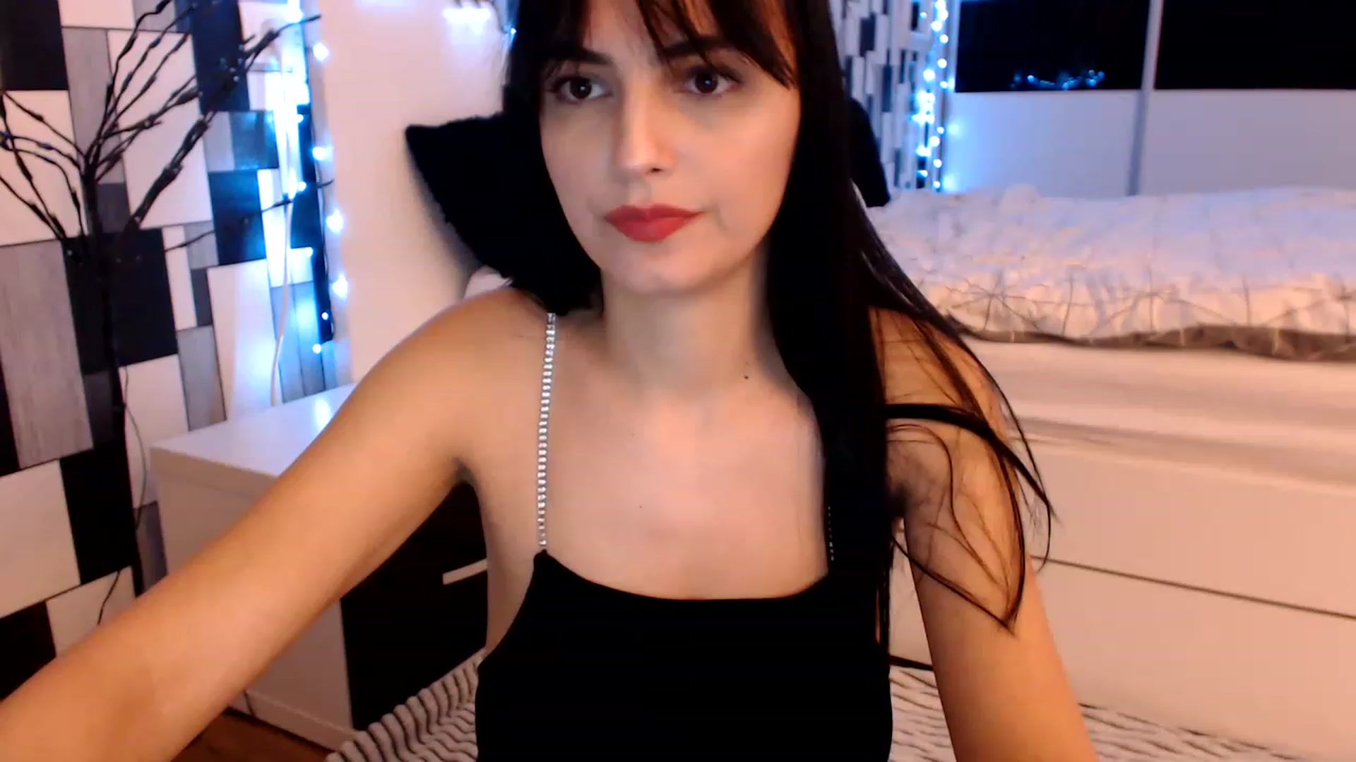 Gallery image thumbnail from nikki_sweet1's myfreecams stream on, 01/05/2023, 24:02 image 16 of 20