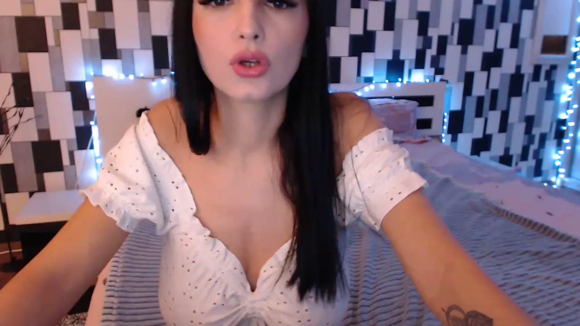 Gallery image thumbnail from nikki_sweet1's myfreecams stream on, 01/16/2023, 23:53 image 15 of 20