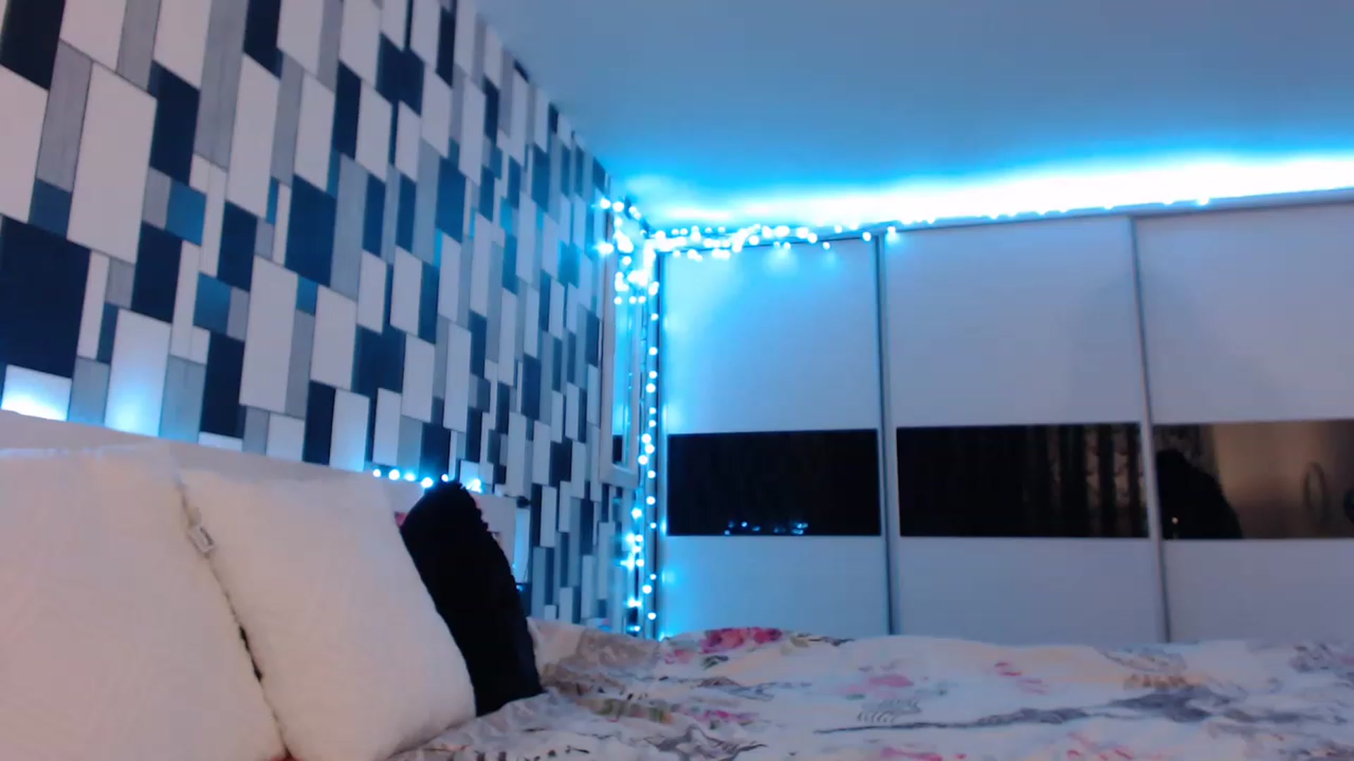 Gallery image thumbnail from nikki_sweet1's myfreecams stream on, 03/13/2023, 24:36 image 6 of 20
