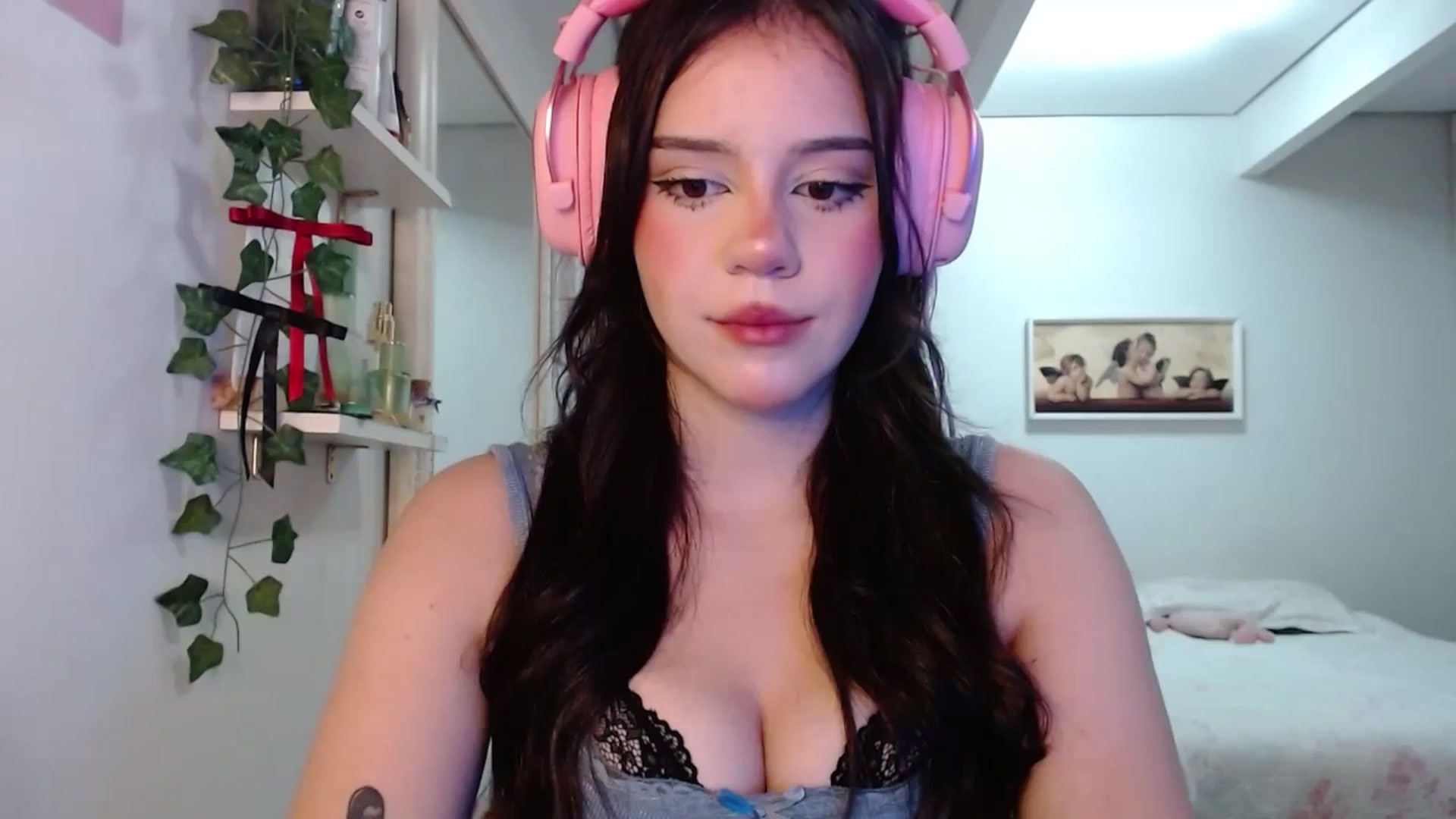Gallery image thumbnail from nnina's myfreecams stream on, 04/20/2025, 09:51 image 10 of 20