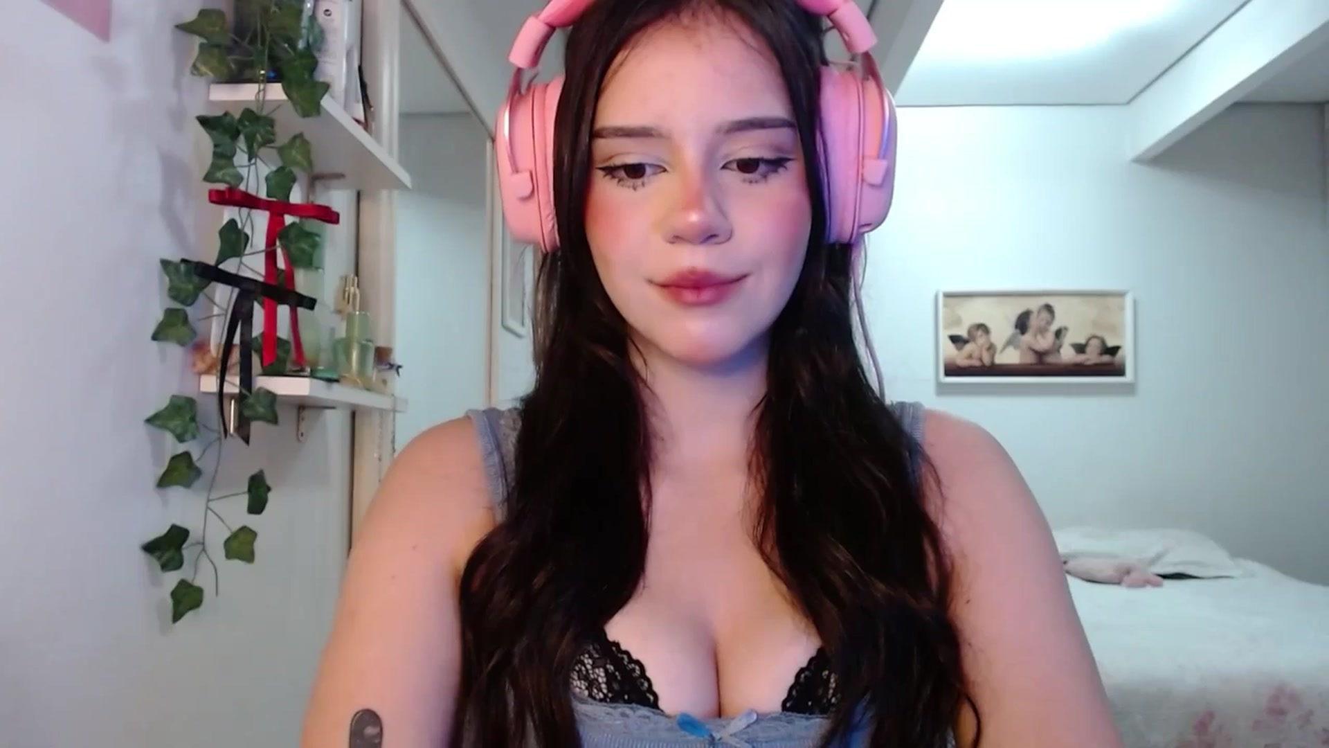 Gallery image thumbnail from nnina's myfreecams stream on, 04/20/2025, 09:51 image 14 of 20