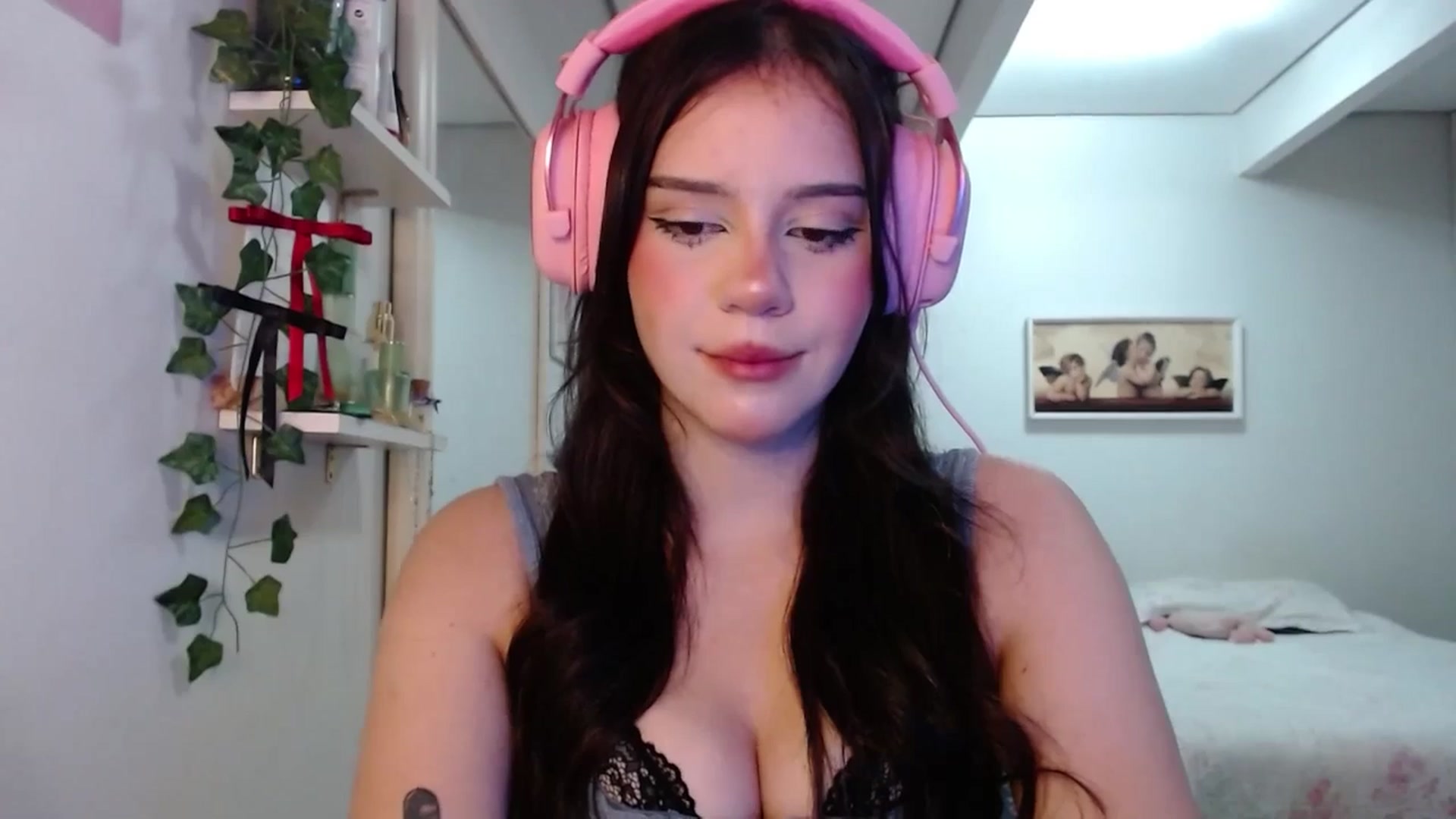 Gallery image thumbnail from nnina's myfreecams stream on, 04/20/2025, 09:51 image 6 of 20