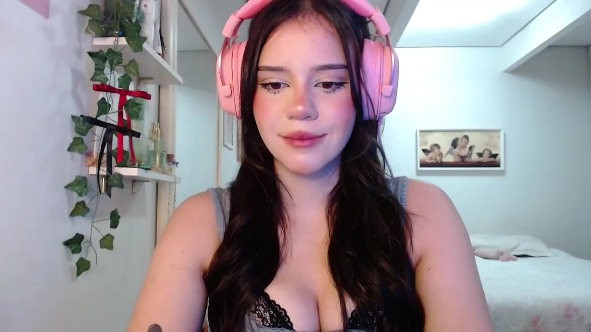 Gallery image thumbnail from nnina's myfreecams stream on, 04/20/2025, 09:51 image 11 of 20