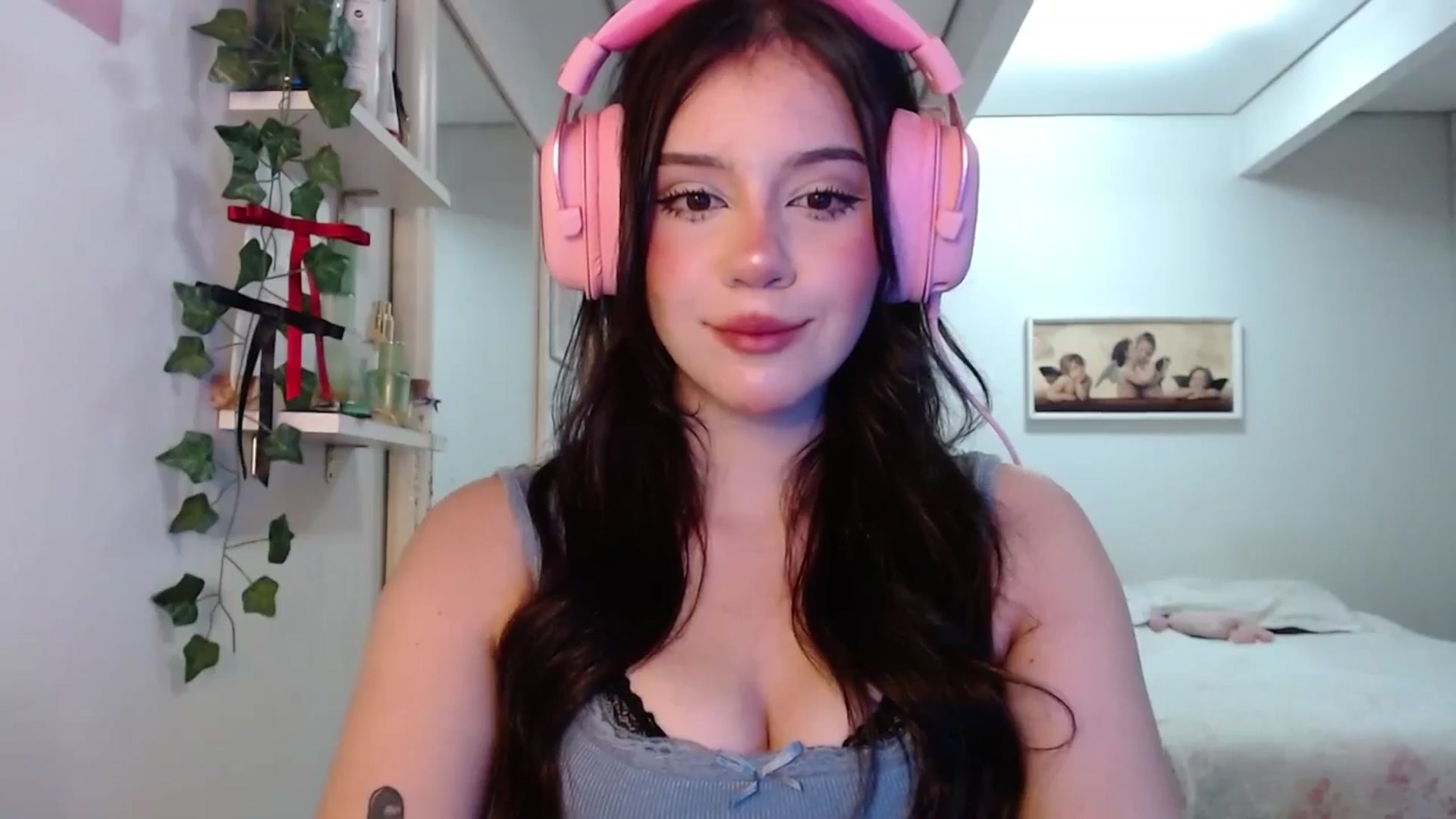 Gallery image thumbnail from nnina's myfreecams stream on, 04/20/2025, 10:13 image 18 of 20