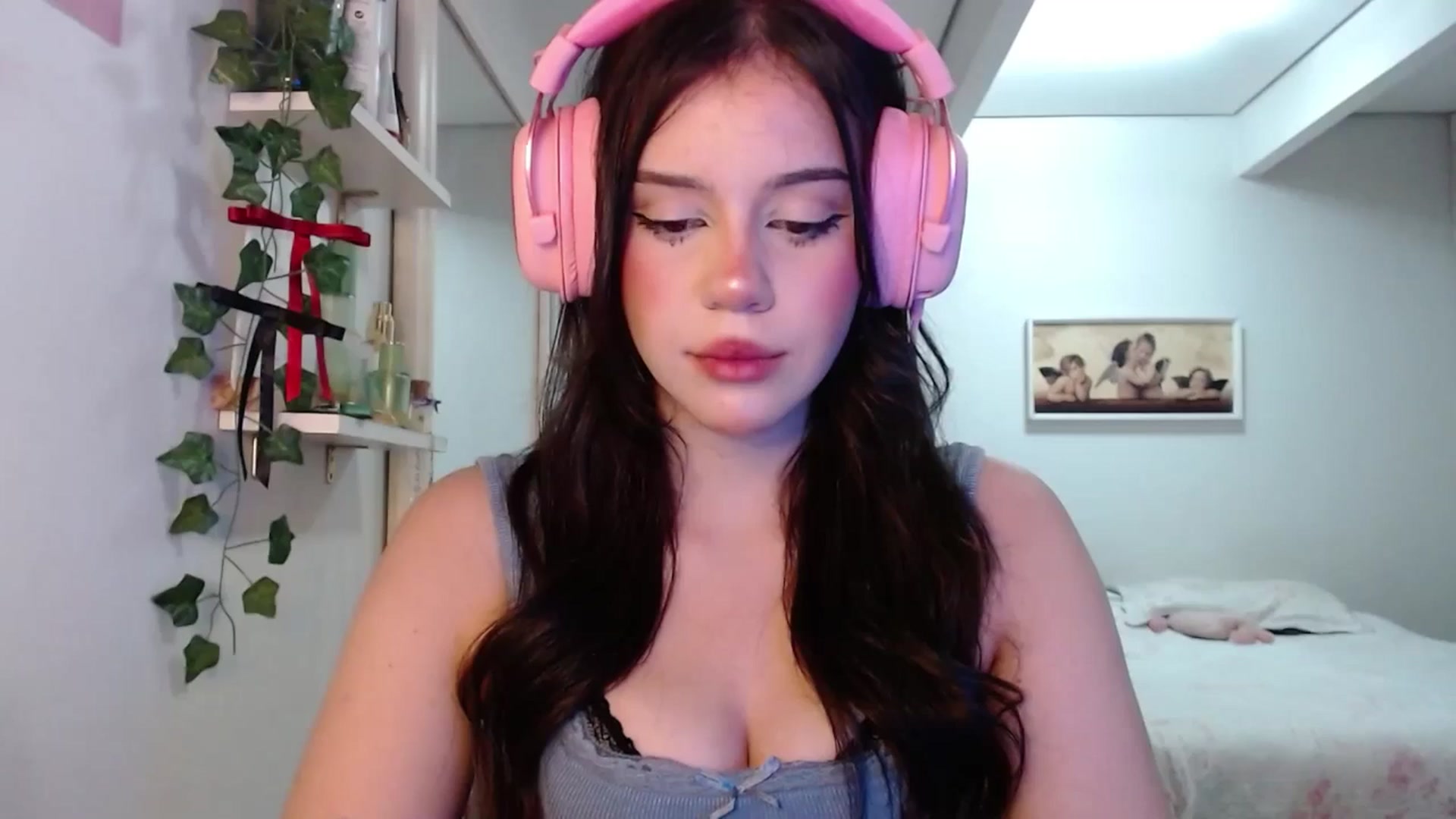 Gallery image thumbnail from nnina's myfreecams stream on, 04/20/2025, 10:13 image 10 of 20