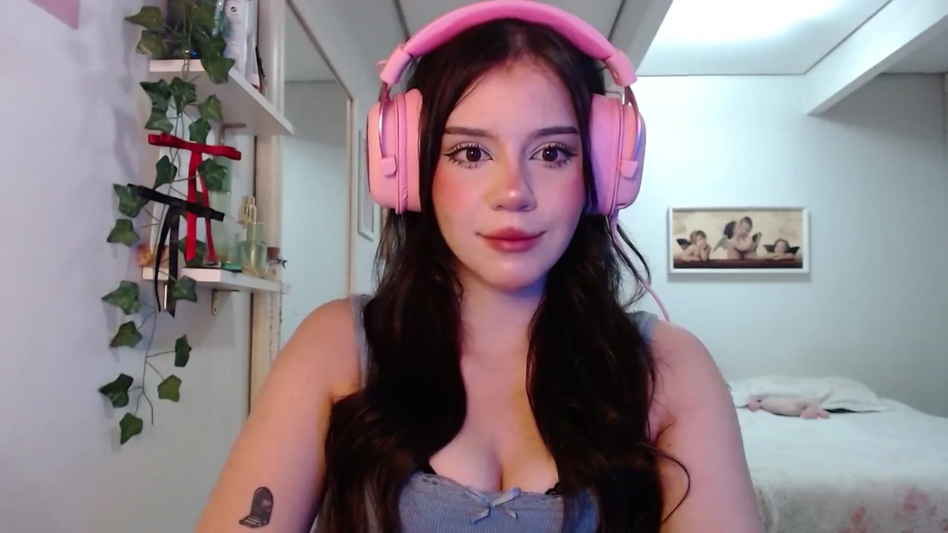 Gallery image thumbnail from nnina's myfreecams stream on, 04/20/2025, 10:13 image 20 of 20