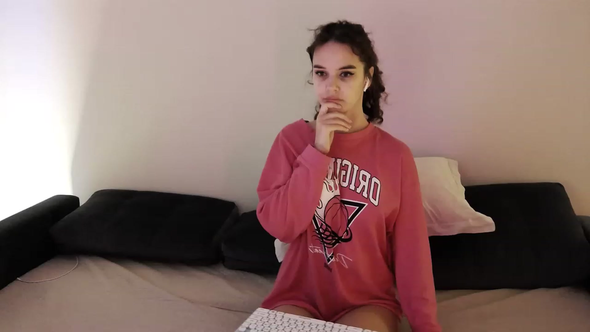 Gallery image thumbnail from o_o1t2's myfreecams stream on, 12/15/2022, 01:35 image 2 of 20