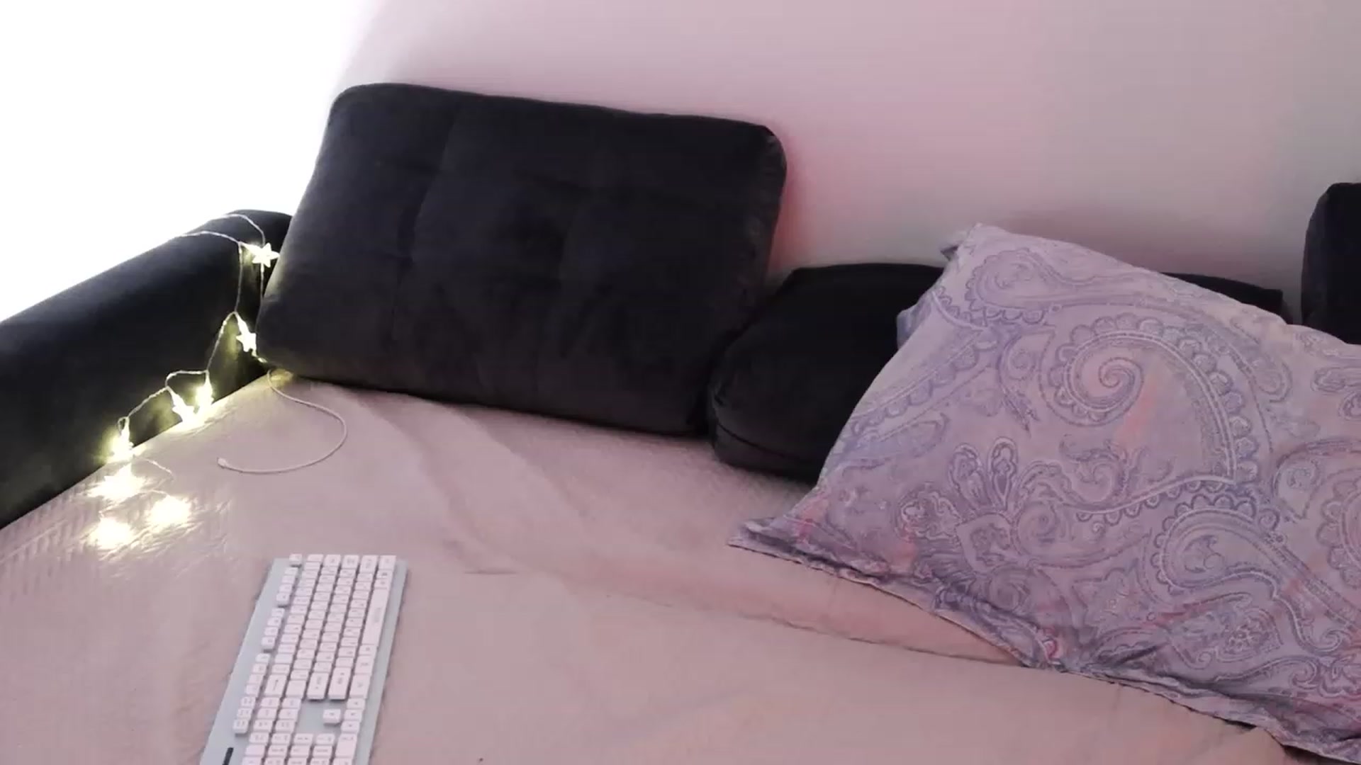 Gallery image thumbnail from o_o1t2's myfreecams stream on, 12/25/2022, 24:40 image 10 of 20