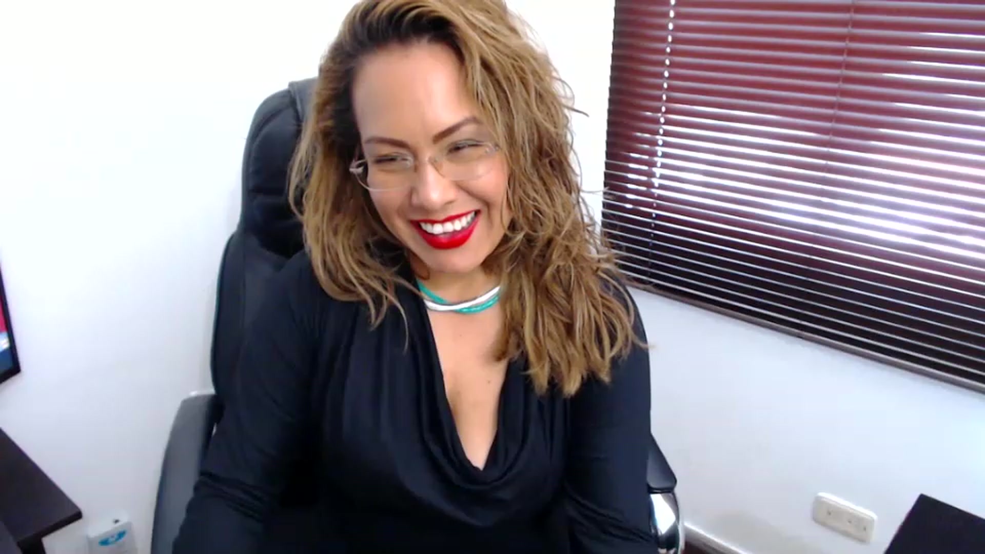 Gallery image thumbnail from office_secret's myfreecams stream on, 11/14/2022, 18:37 image 17 of 20