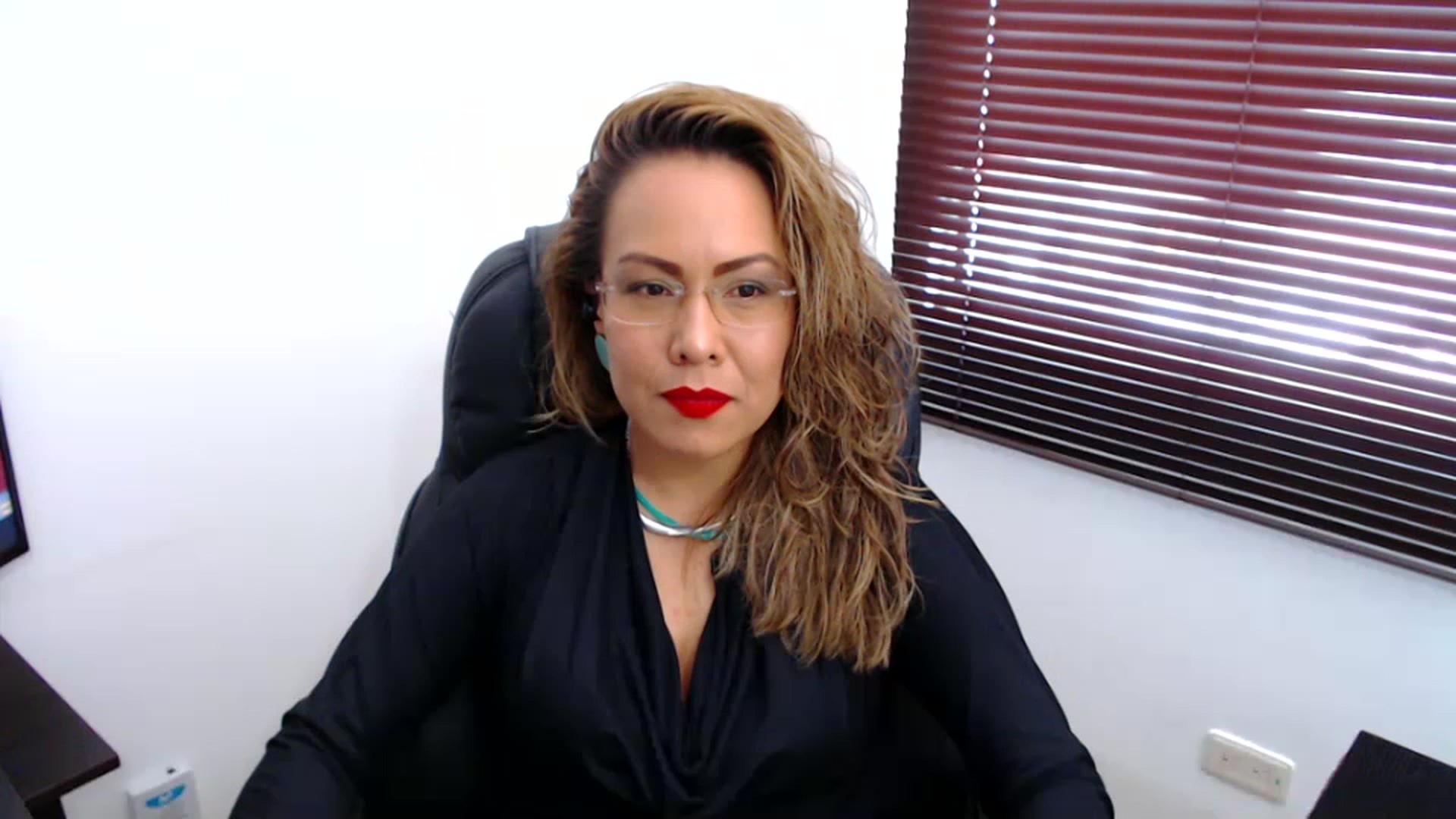 Gallery image thumbnail from office_secret's myfreecams stream on, 11/14/2022, 18:37 image 7 of 20