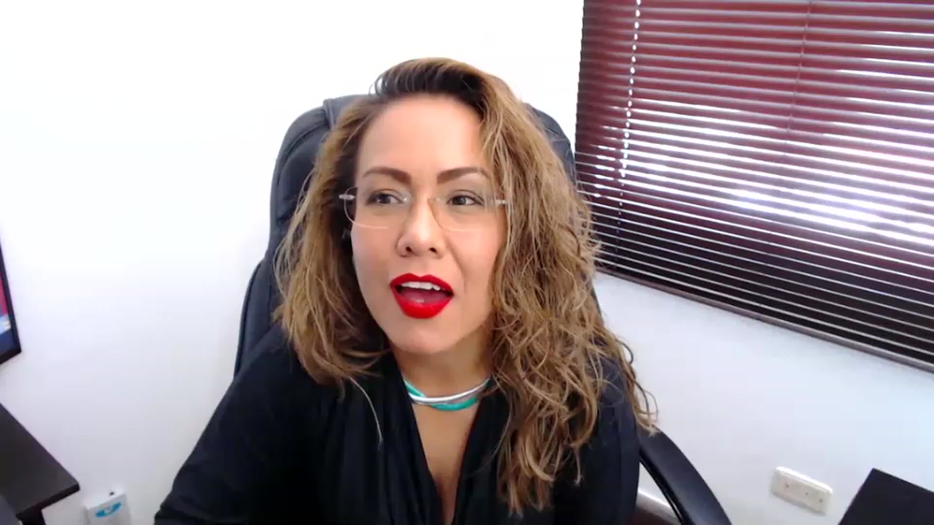 Gallery image thumbnail from office_secret's myfreecams stream on, 11/14/2022, 18:37 image 13 of 20