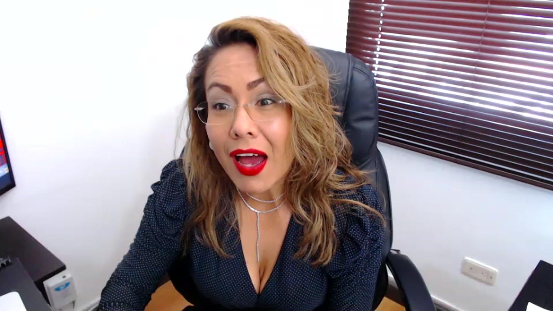 Gallery image thumbnail from office_secret's myfreecams stream on, 11/21/2022, 18:57 image 18 of 20