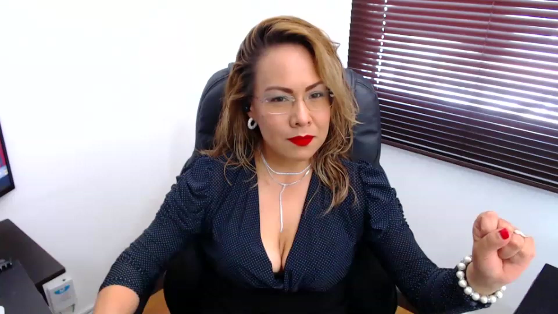 Gallery image thumbnail from office_secret's myfreecams stream on, 11/21/2022, 18:57 image 3 of 20