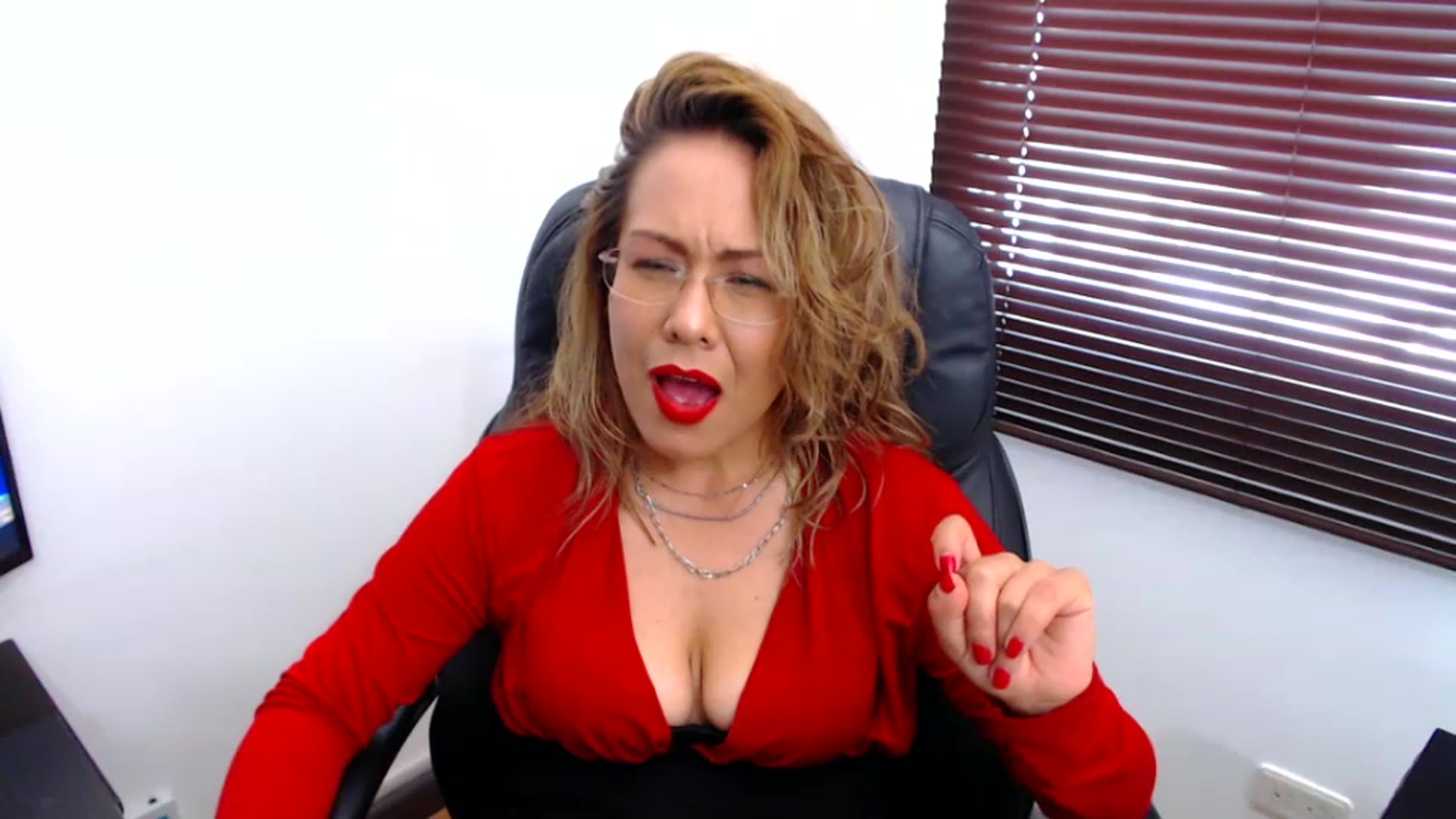 Gallery image thumbnail from office_secret's myfreecams stream on, 11/22/2022, 19:09 image 15 of 20