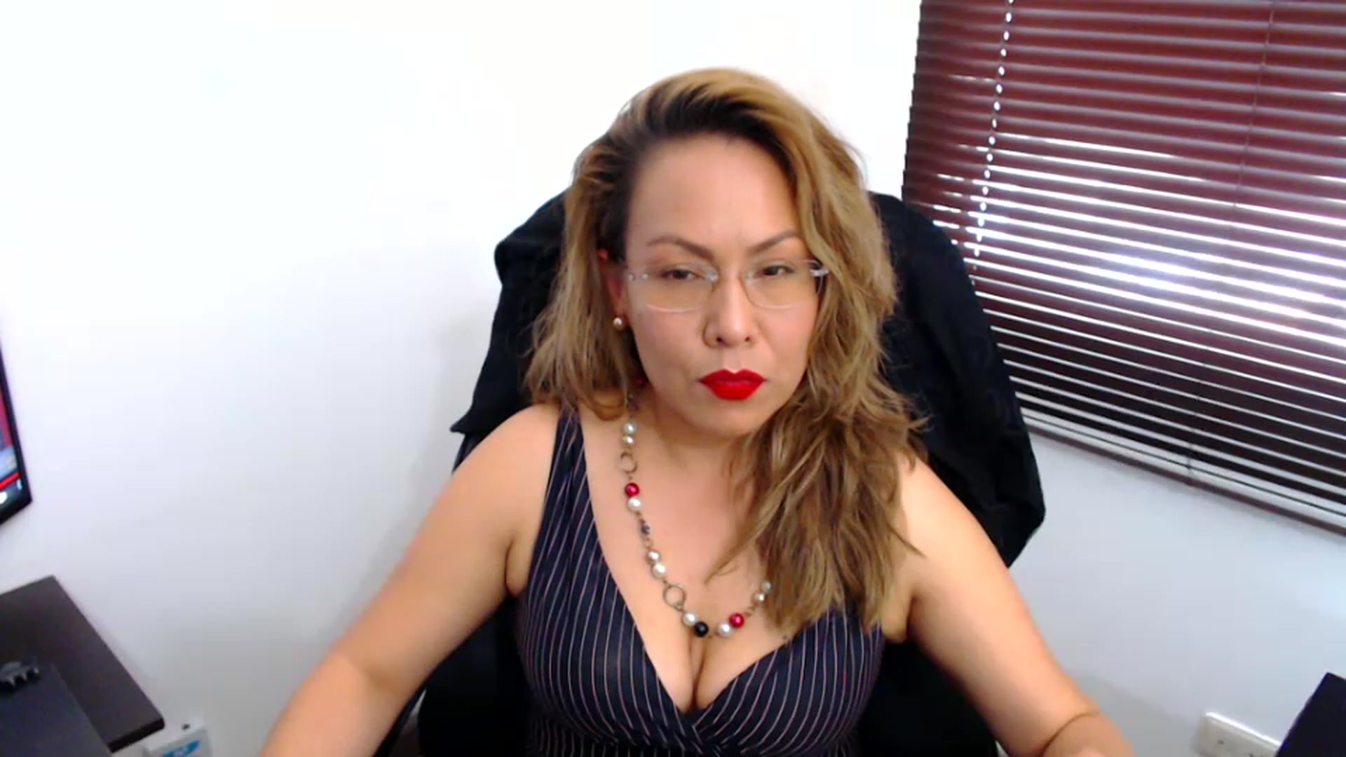 Gallery image thumbnail from office_secret's myfreecams stream on, 11/25/2022, 18:59 image 9 of 20