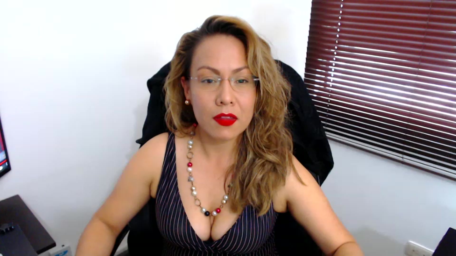 Gallery image thumbnail from office_secret's myfreecams stream on, 11/25/2022, 18:59 image 14 of 20