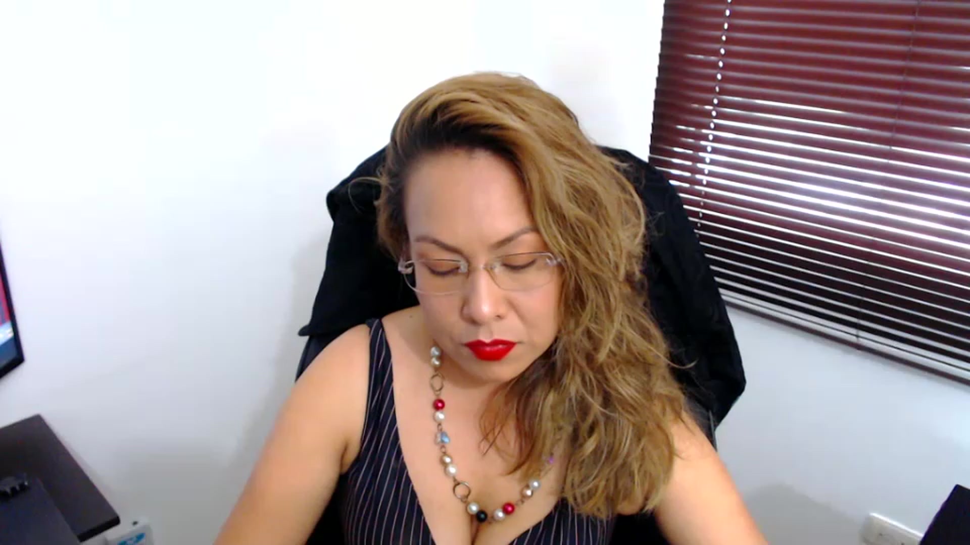 Gallery image thumbnail from office_secret's myfreecams stream on, 11/25/2022, 18:59 image 7 of 20