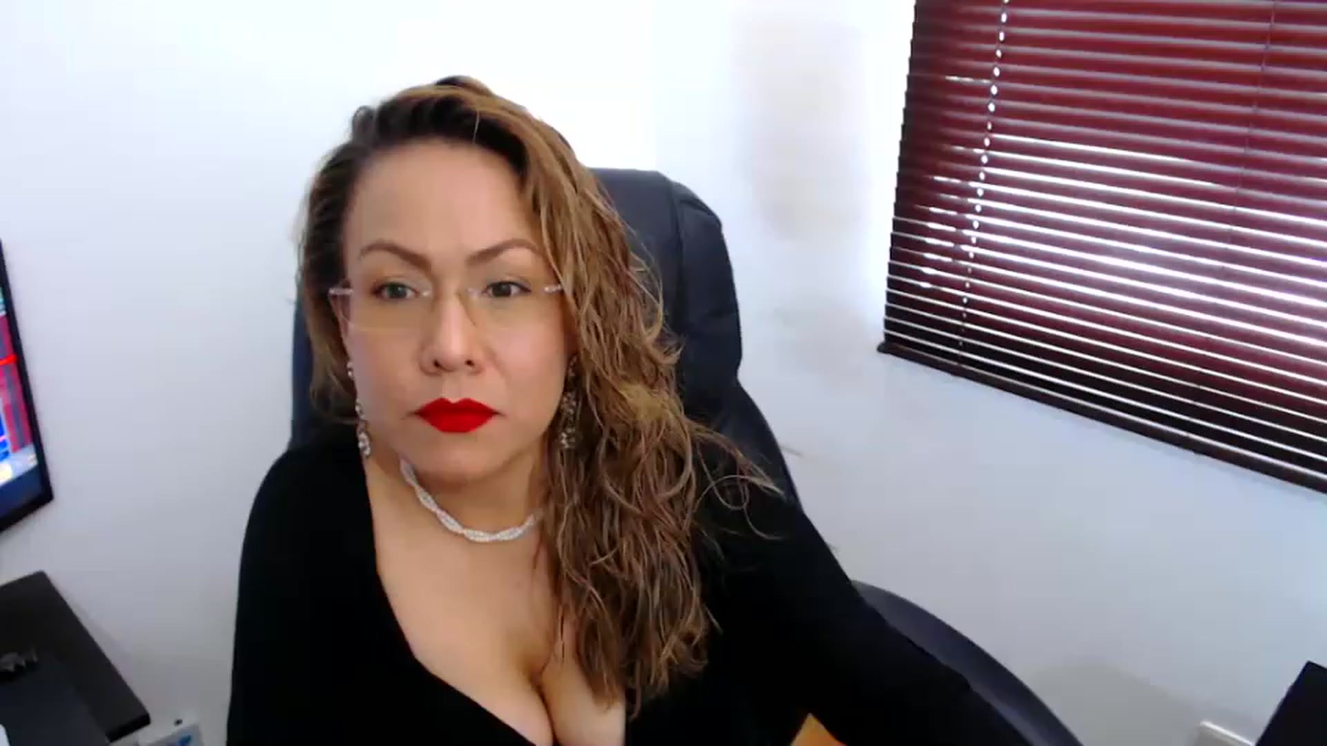 Gallery image thumbnail from office_secret's myfreecams stream on, 11/28/2022, 18:26 image 7 of 20