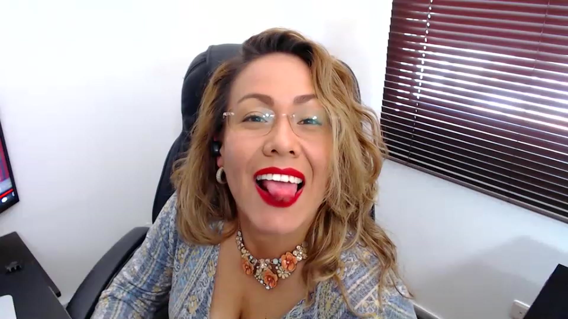 Gallery image thumbnail from office_secret's myfreecams stream on, 12/02/2022, 19:00 image 10 of 20