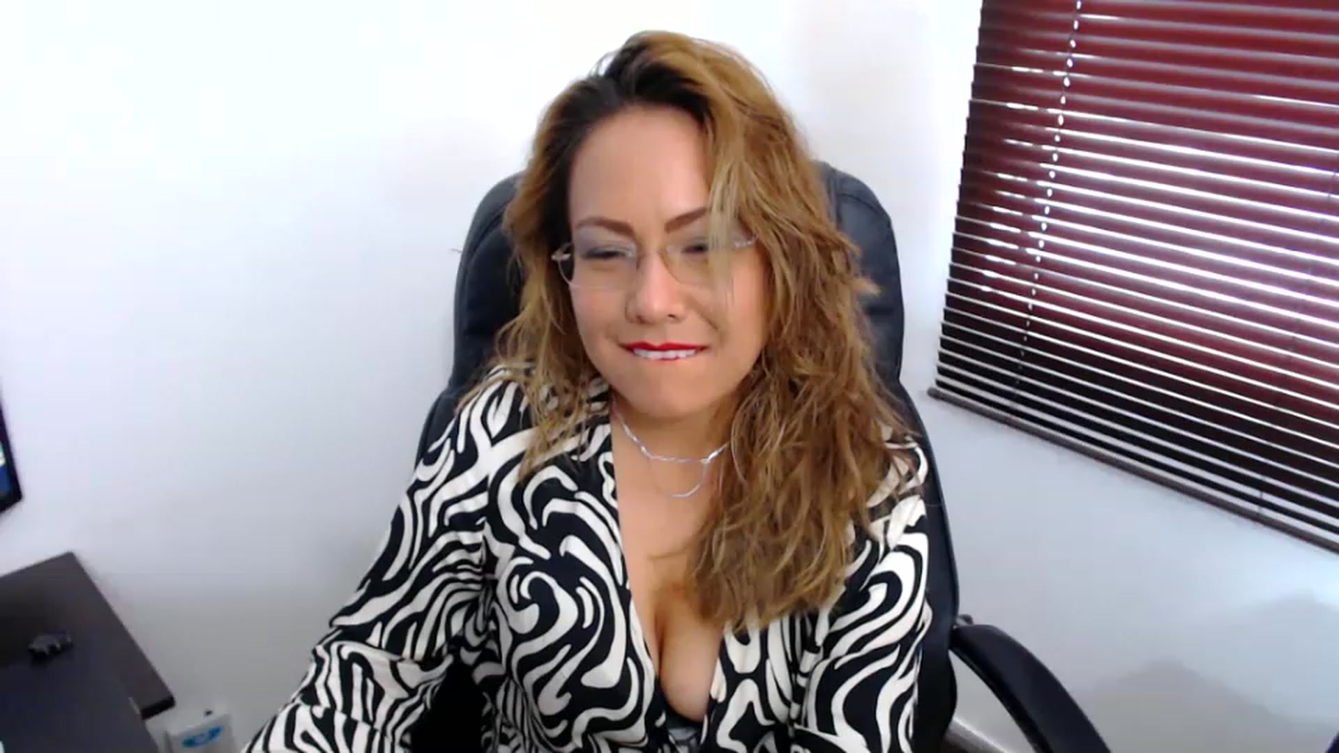 Gallery image thumbnail from office_secret's myfreecams stream on, 12/05/2022, 17:29 image 19 of 20