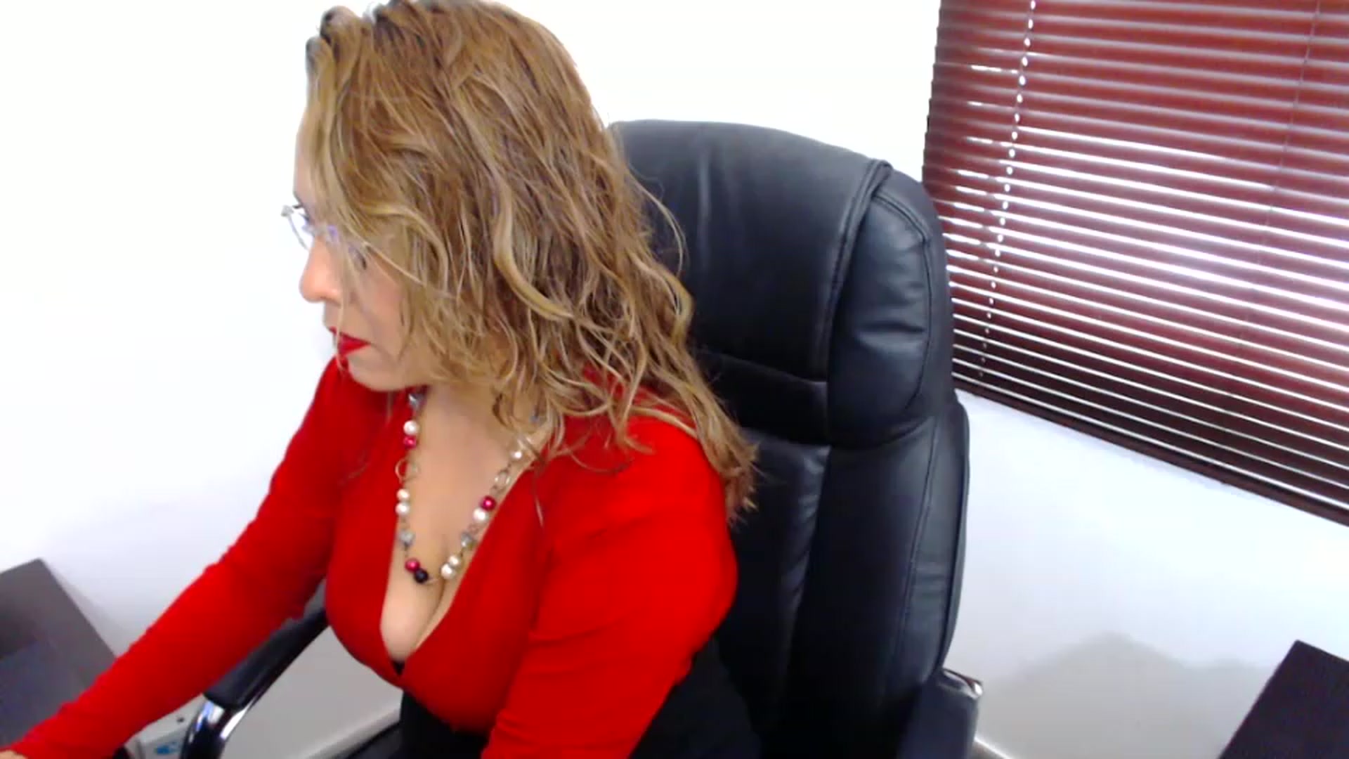 Gallery image thumbnail from office_secret's myfreecams stream on, 12/06/2022, 19:07 image 1 of 20