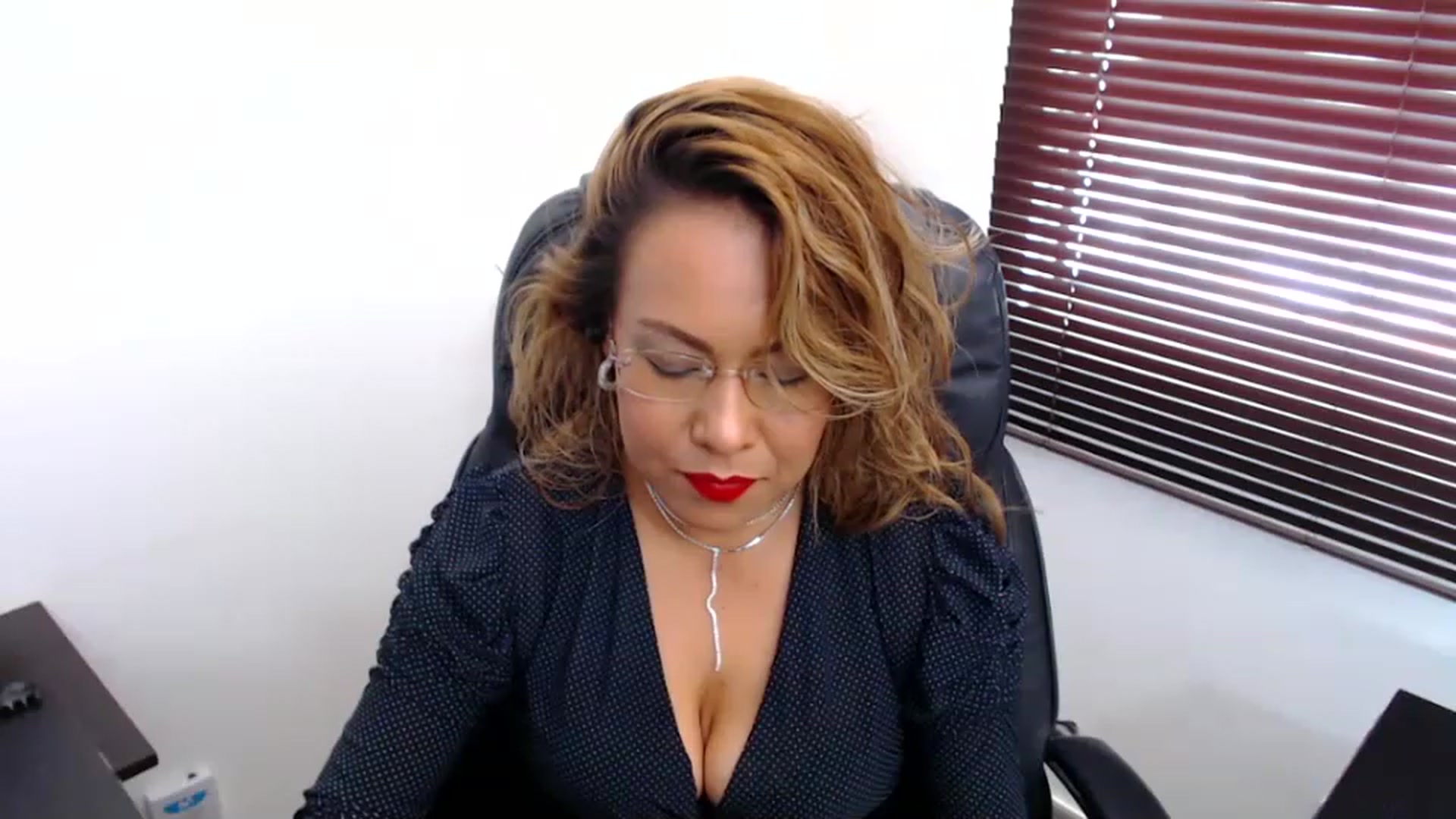 Gallery image thumbnail from office_secret's myfreecams stream on, 12/08/2022, 17:38 image 17 of 20