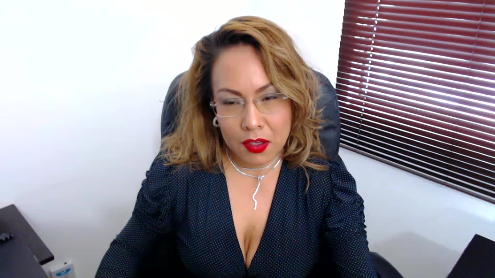 Gallery image thumbnail from office_secret's myfreecams stream on, 12/08/2022, 18:46 image 13 of 20