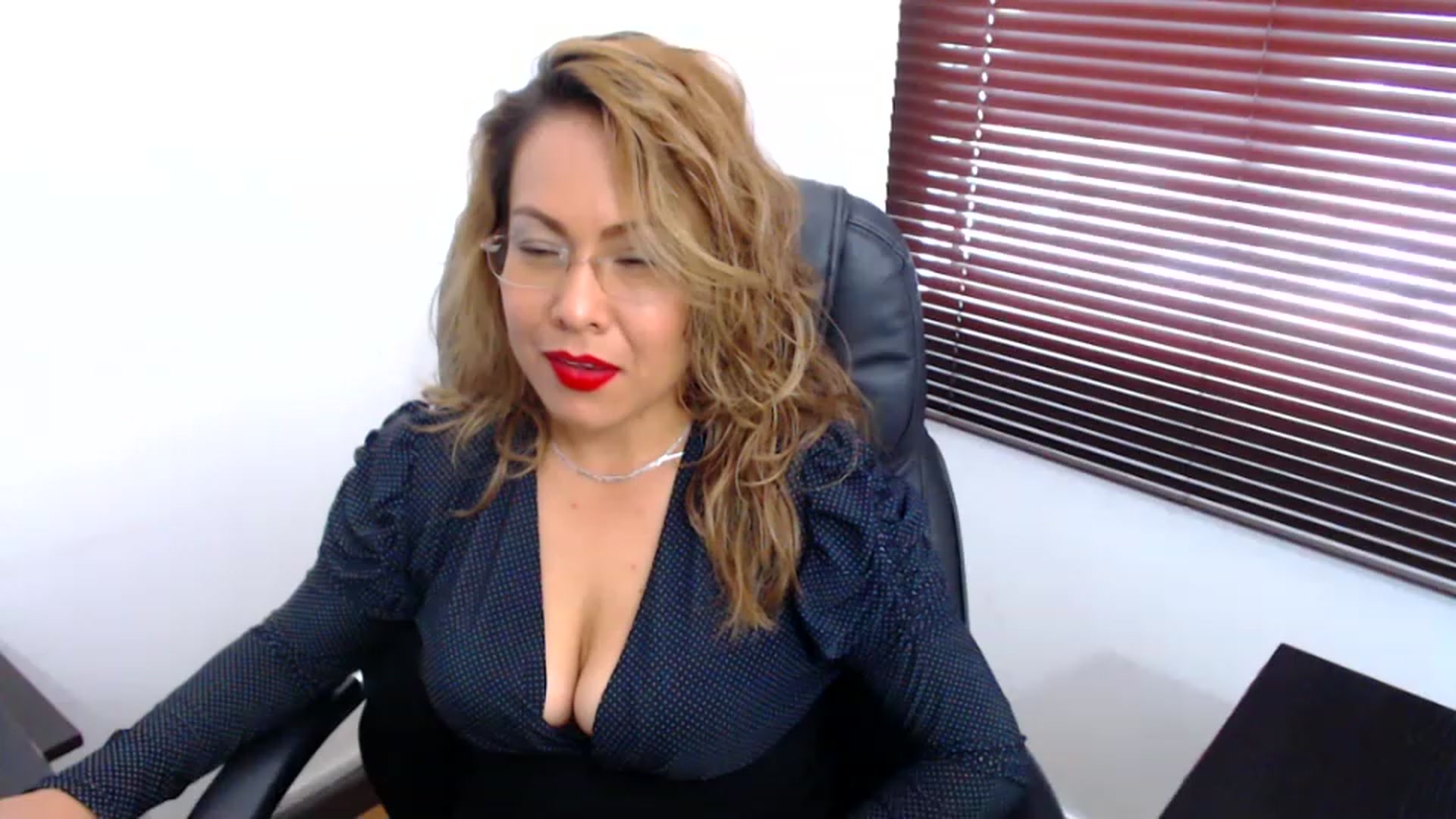 Gallery image thumbnail from office_secret's myfreecams stream on, 12/12/2022, 19:00 image 12 of 20
