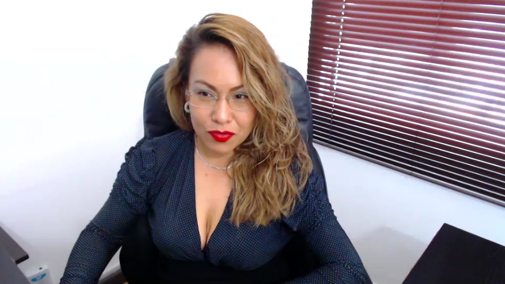 Gallery image thumbnail from office_secret's myfreecams stream on, 12/12/2022, 19:00 image 16 of 20