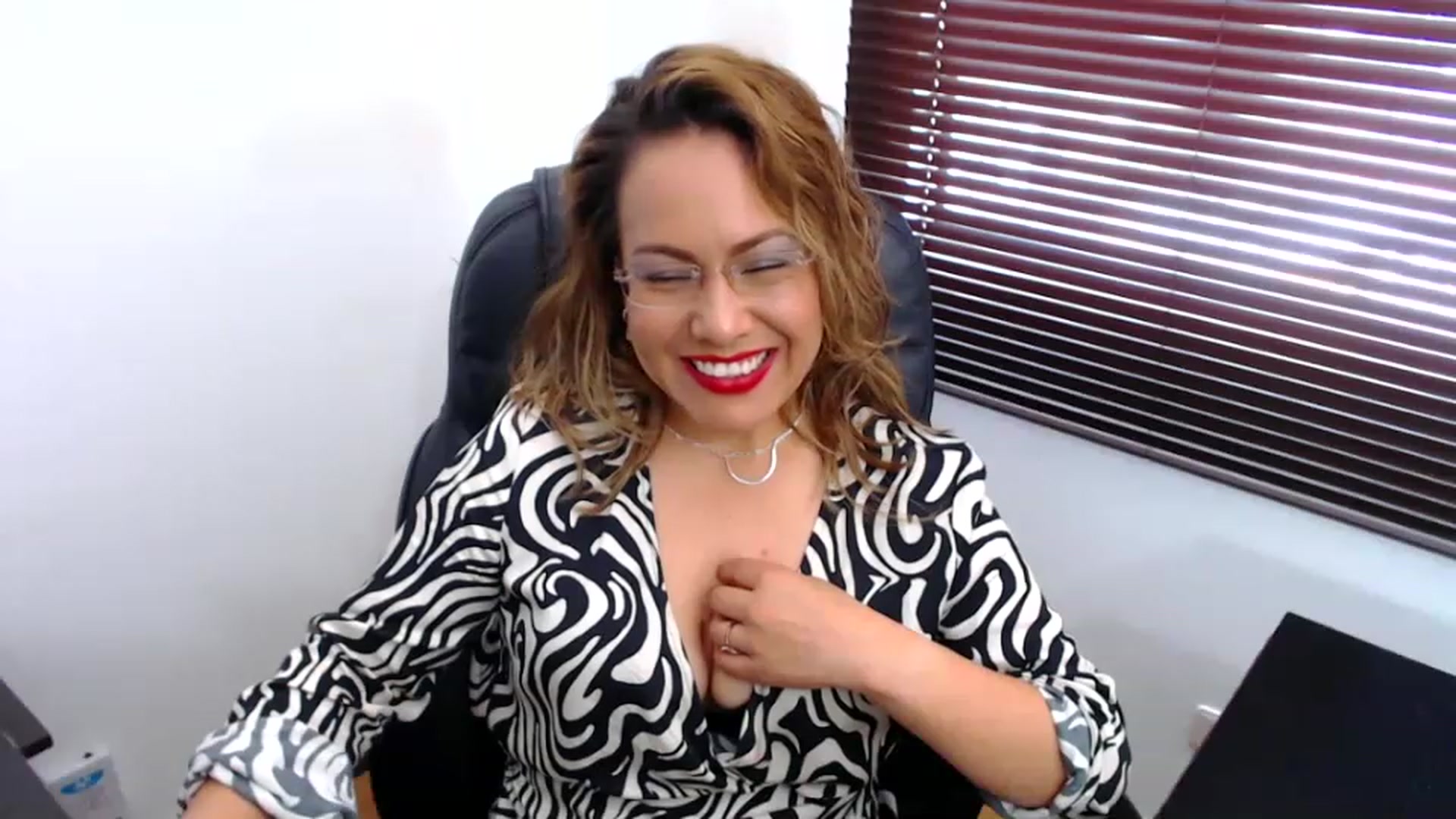 Gallery image thumbnail from office_secret's myfreecams stream on, 12/15/2022, 18:59 image 16 of 20