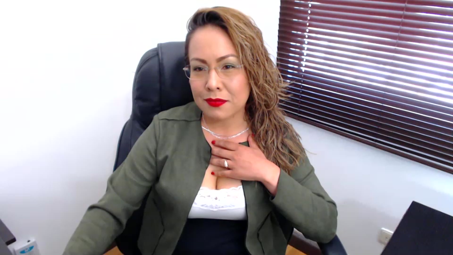 Gallery image thumbnail from office_secret's myfreecams stream on, 12/19/2022, 17:07 image 3 of 20